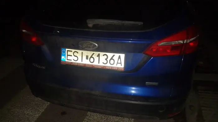 Zastawianie przejścia dla pieszych w nieoświetlonej ulicy to narażanie ludzi na wypadek.