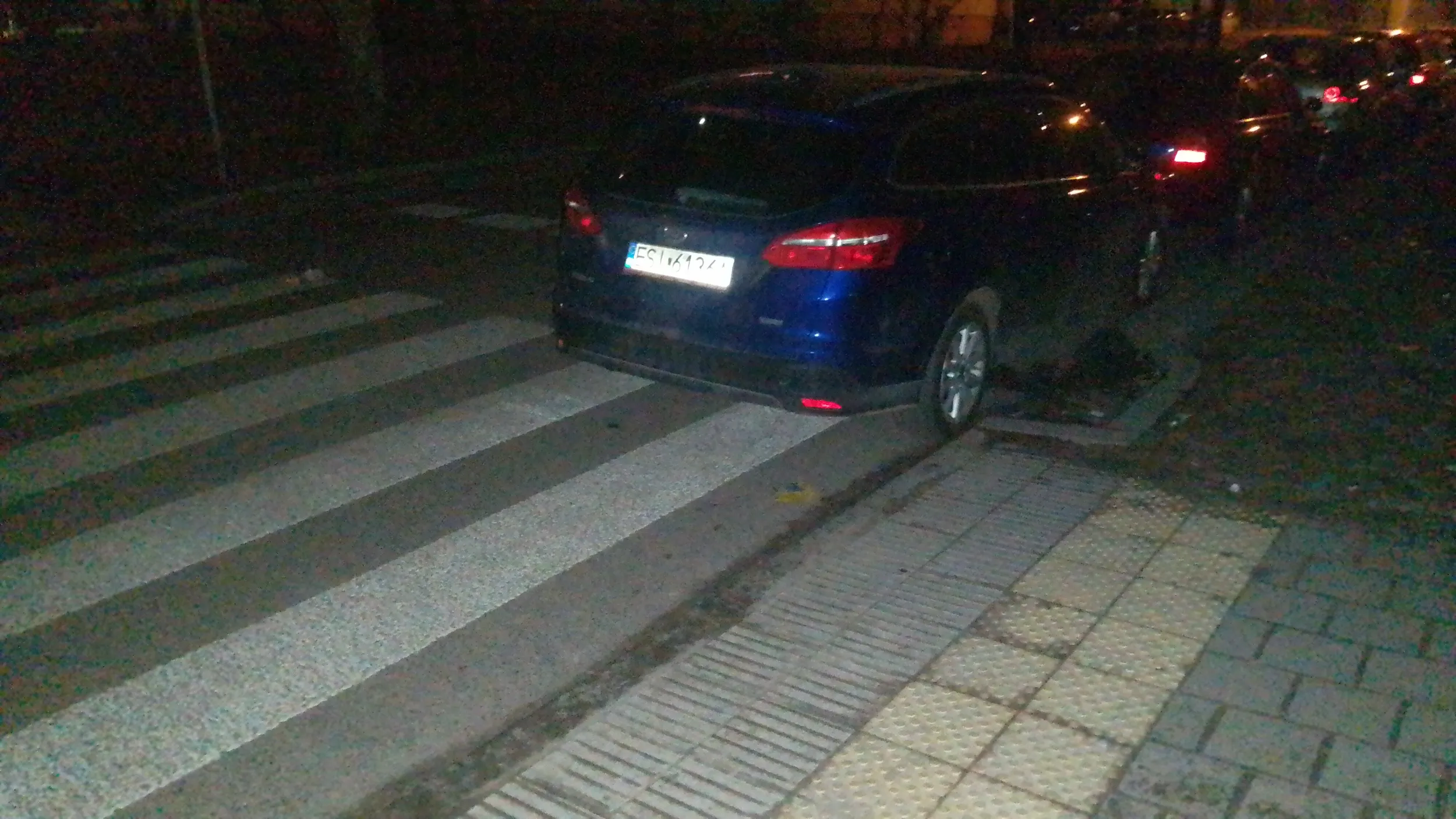 Zastawianie przejścia dla pieszych w nieoświetlonej ulicy to narażanie ludzi na wypadek.