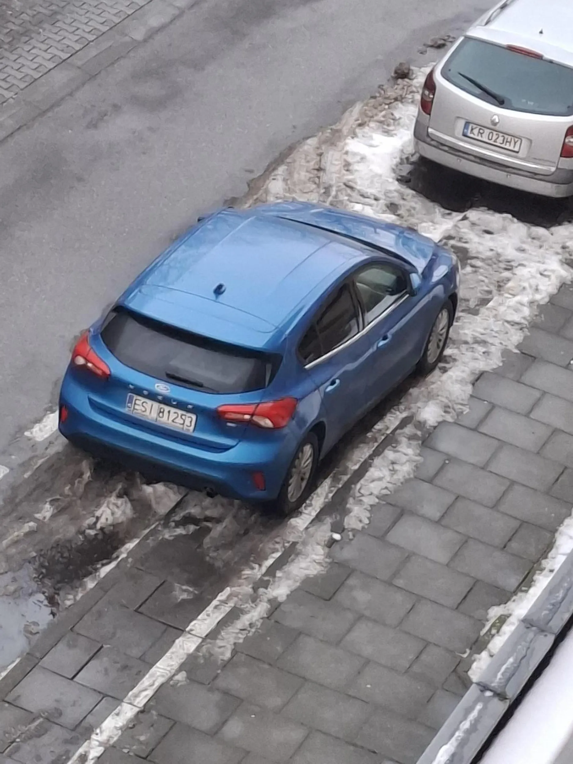 Kręci bączki na parkingu kościoła i jeździ jak wariat. Parkuję na chodniku