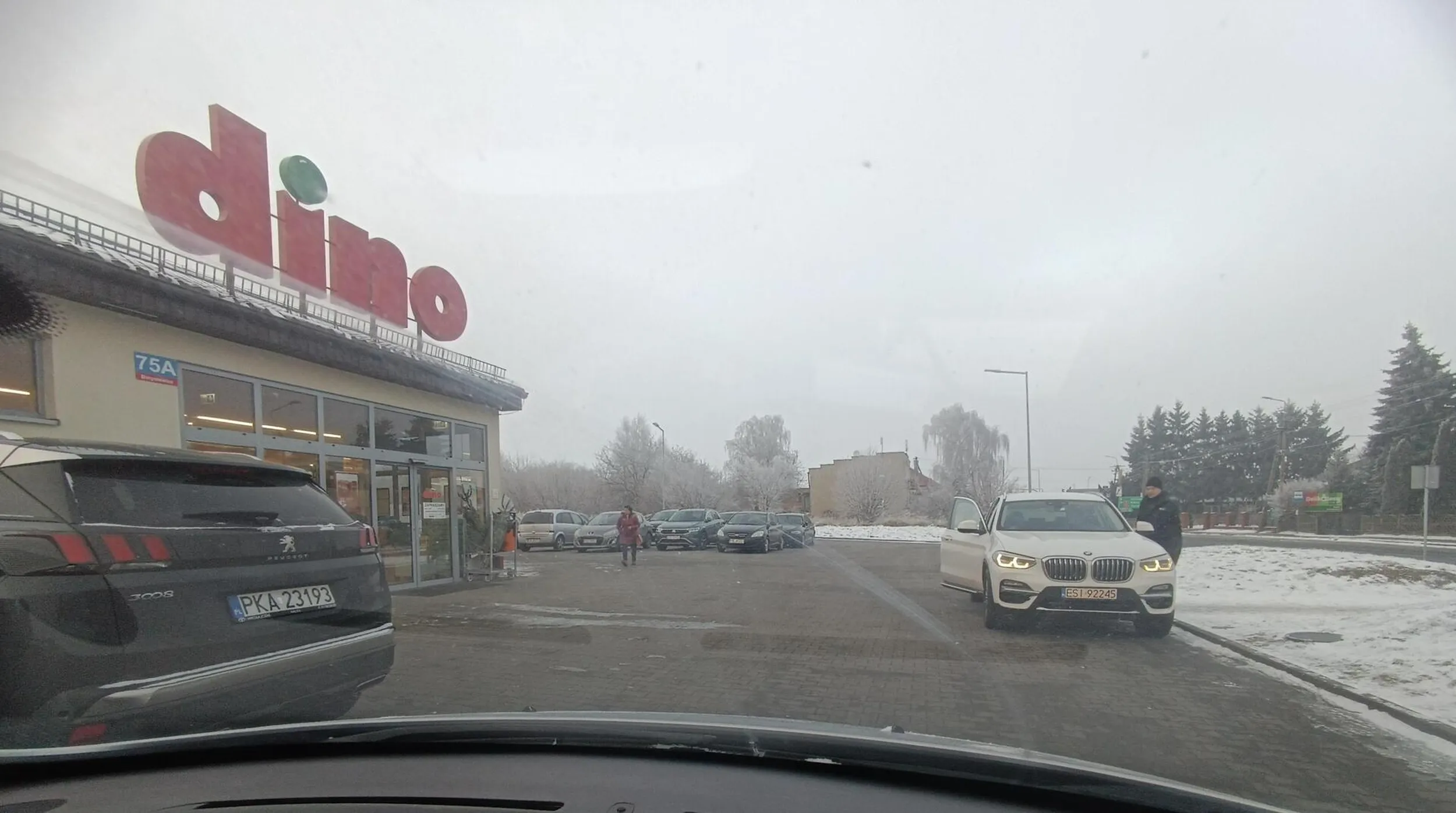 Parking Dino dla jegomościa za mały..dobrze że w drzwiach nie zaparkował( a miejsce wolnych na parkingu dużo wolnych) Dino Borysławice