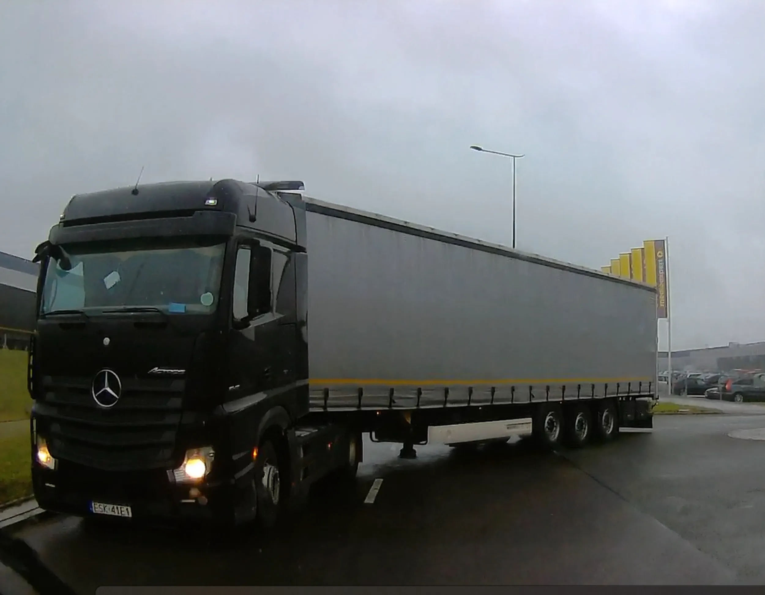 gosc wymusza pierwszenstwo dużym ciagnikiem  i zadowolony z siebie