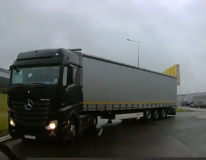 gosc wymusza pierwszenstwo dużym ciagnikiem  i zadowolony z siebie