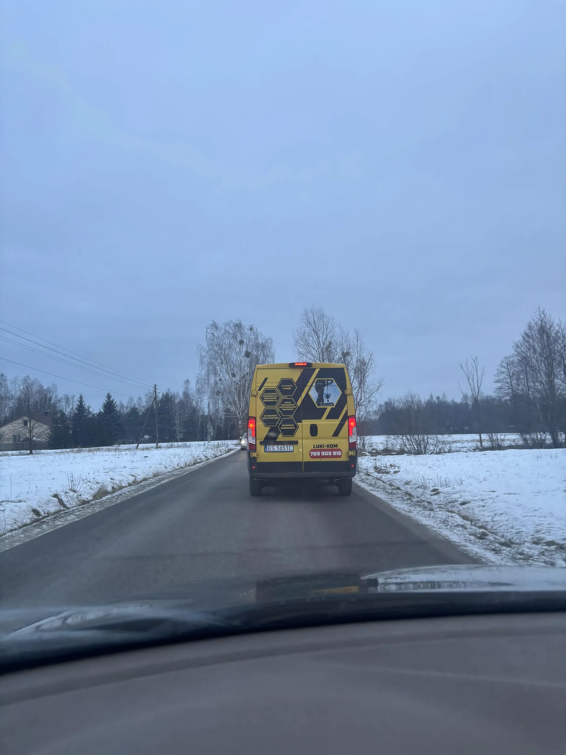 Naucz się jeździć człowieku i nie zajeżdżaj drogi jak się ciebie wyprzedza. Jazda środkiem drogi widzę sprawia ci przyjemność.