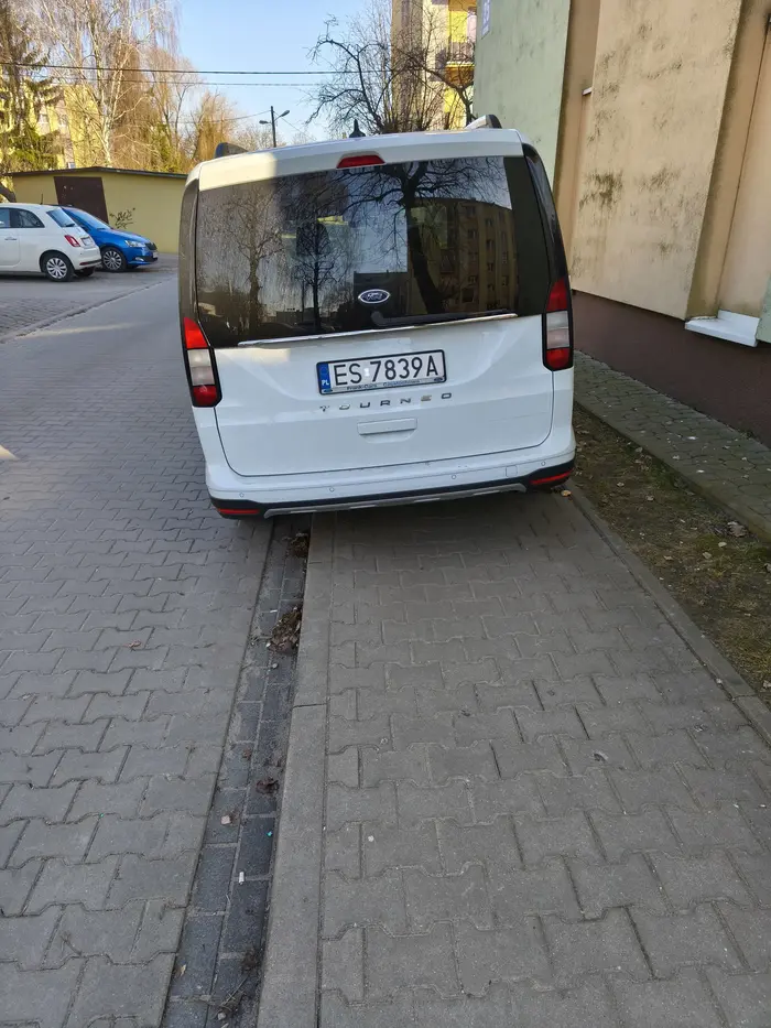 Chłopie, jak już stajesz nielegalnie na parkingu, to chociaż zostaw ludziom miejsce by mogli przejść!