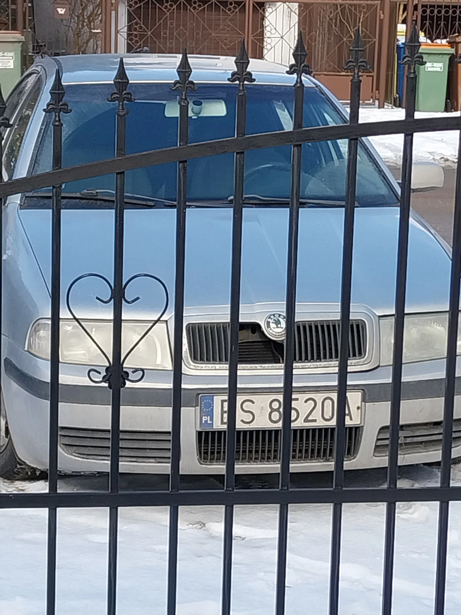 Zdolny kierowca.Zastawia bramę wiazdową.