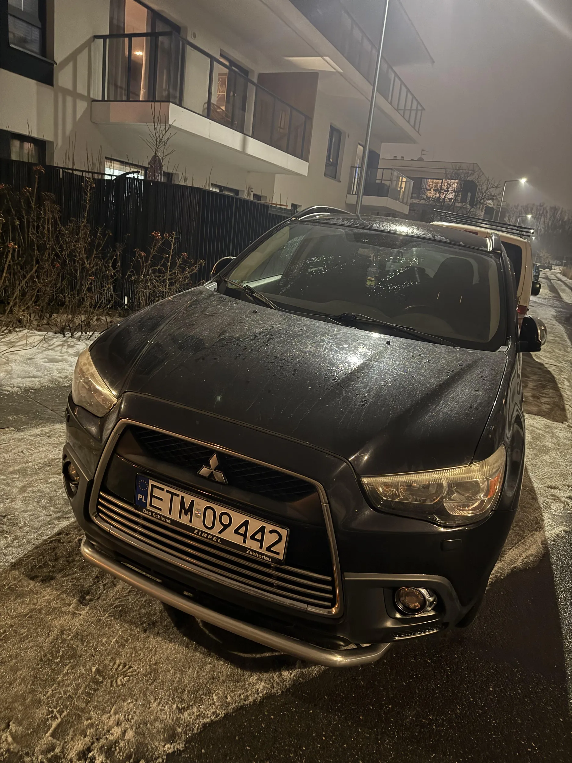 Kierowca wygrał chyba prawko w chipsach skoro nie wie, że nie parkuje się na skrzyżowaniu plus nie zachował 1.5 dla pieszych na chodniku