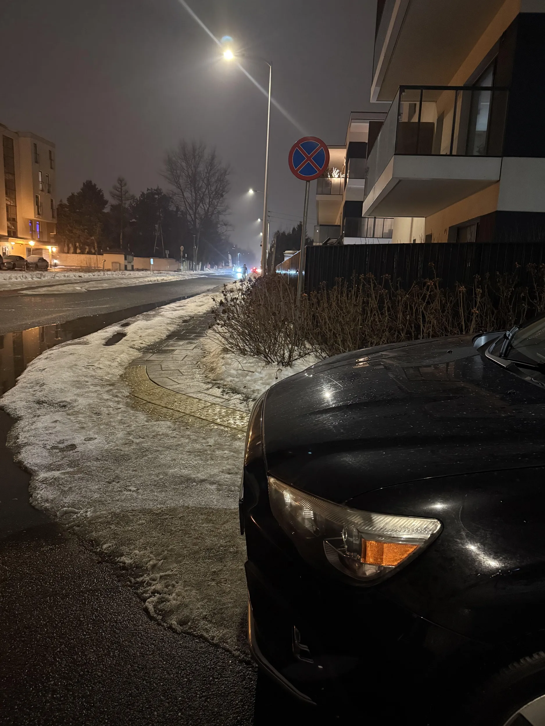 Kierowca wygrał chyba prawko w chipsach skoro nie wie, że nie parkuje się na skrzyżowaniu plus nie zachował 1.5 dla pieszych na chodniku