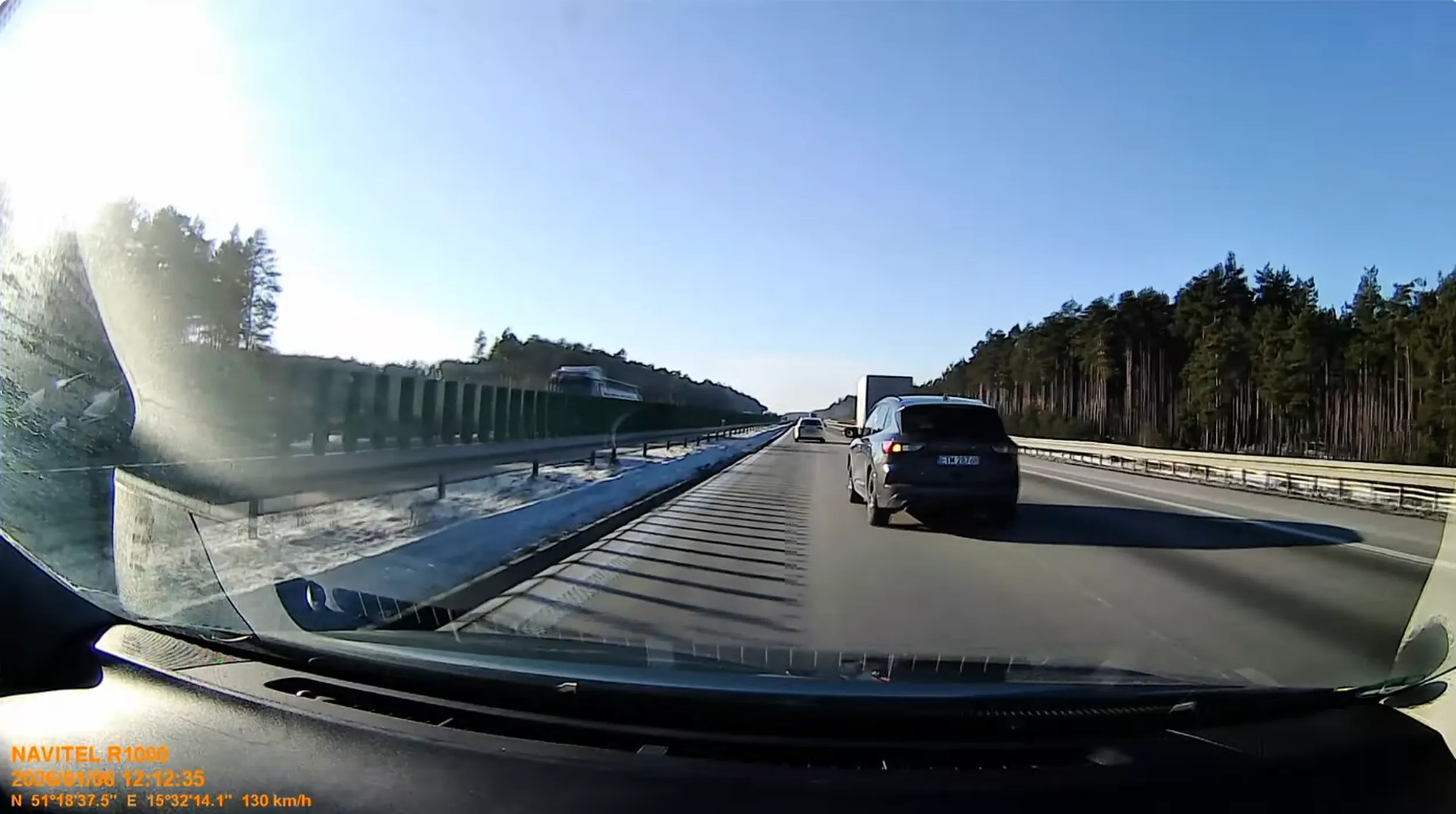 Kierowca tego auta uważa, że kierunkowskaz daje pierwszeństwo. Zajechał mi drogę na autostradzie A4. Hamowanie ze 130km/h do około 85km/h. Nie fajnie.
