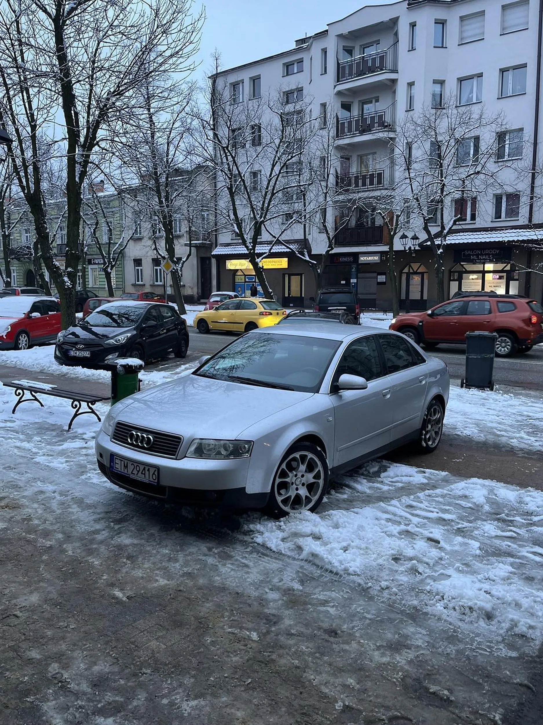 Już z daleka widać, że to Audi – parkowanie ich przerasta, więc auto ląduje na chodniku. Połowa chodnika zablokowana, ścieżka rowerowa cała zajęta, a reszta ludzi niech się martwi. Typowe myślenie kierowcy Audi