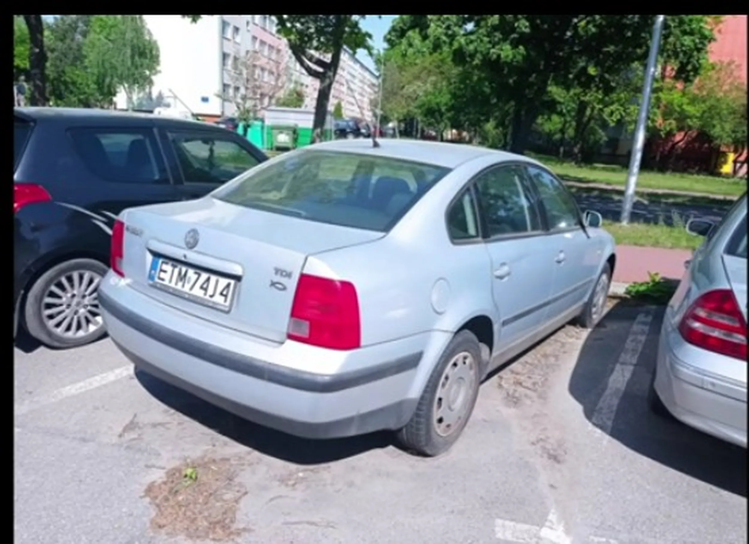 Porzucony Volkswagen Passat w Niedrzwicy stoi tam kilka miesięcy