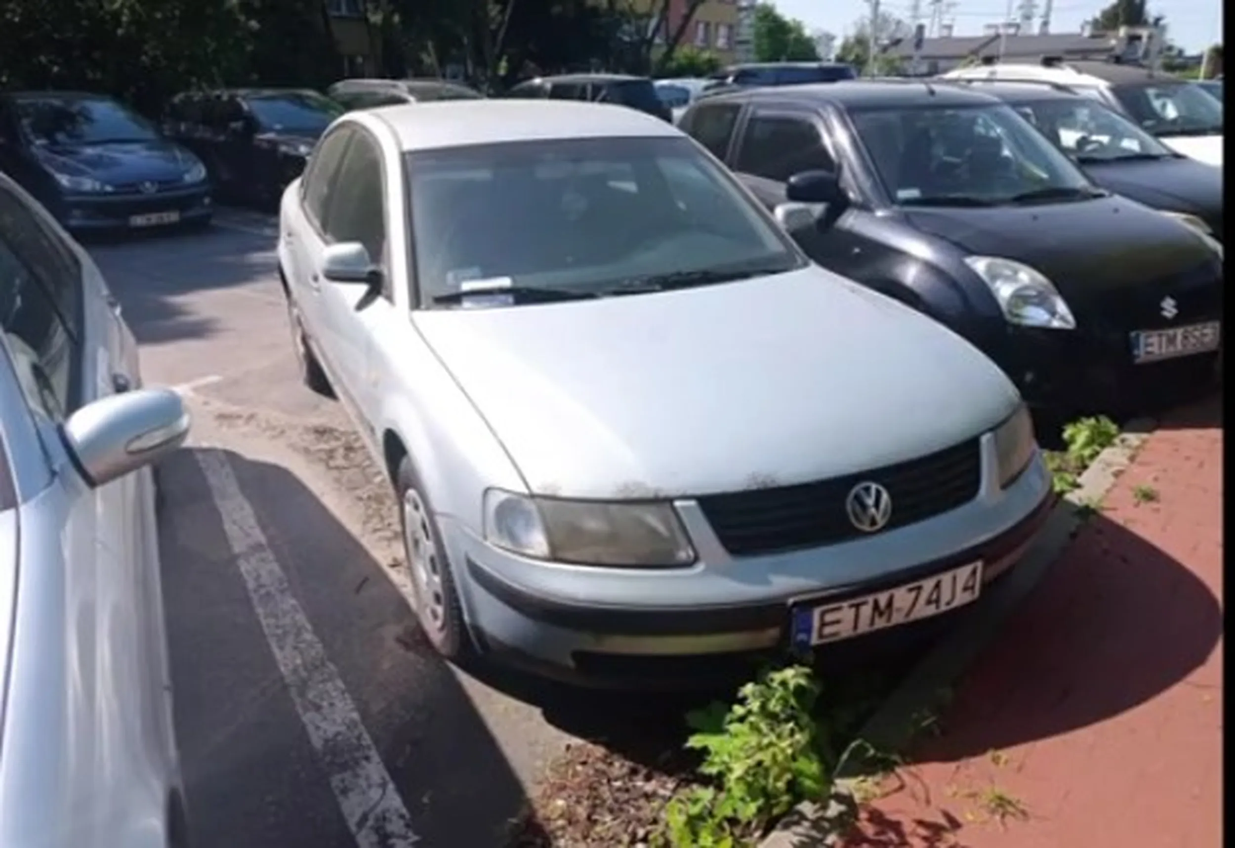 Porzucony Volkswagen Passat w Niedrzwicy stoi tam kilka miesięcy