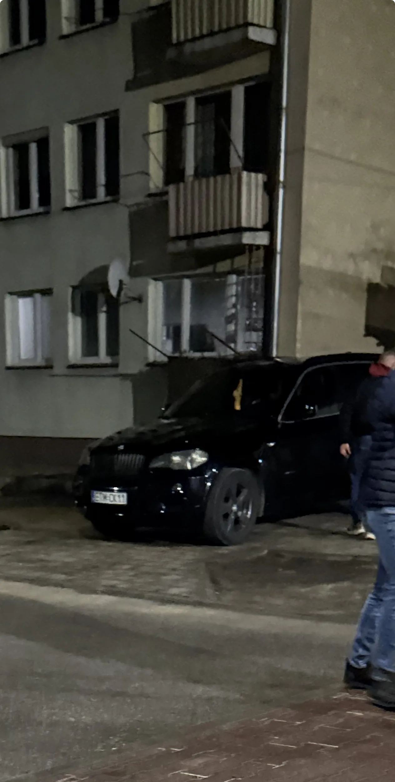 Właściciel BMW dużo mocy, ale mały gwizdek. Przepisy prawa ruchu drogowego nie obowiązują. Stoi na chodniku i jest na dodatek na gazie.