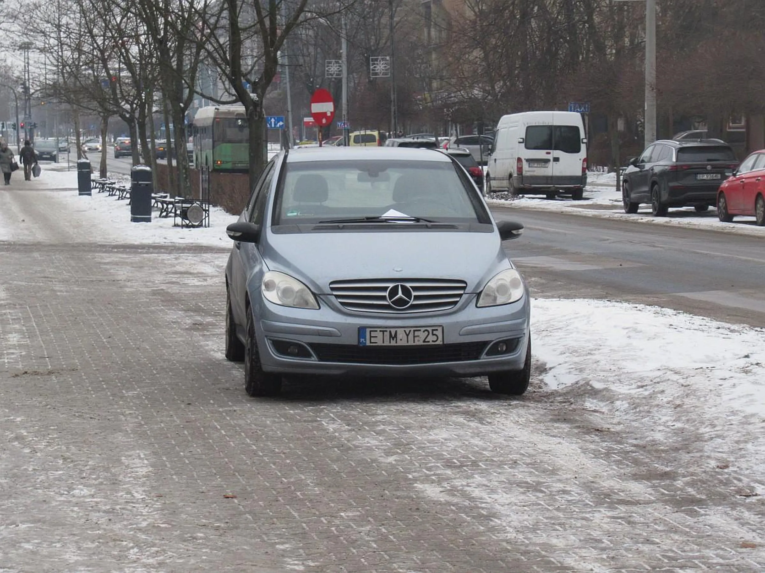 Jazda wzdłuż po chodniku i parkowanie na zakazie zatrzymywania, w dodatku z dala od krawędzi jezdni. Już dostał laurkę.