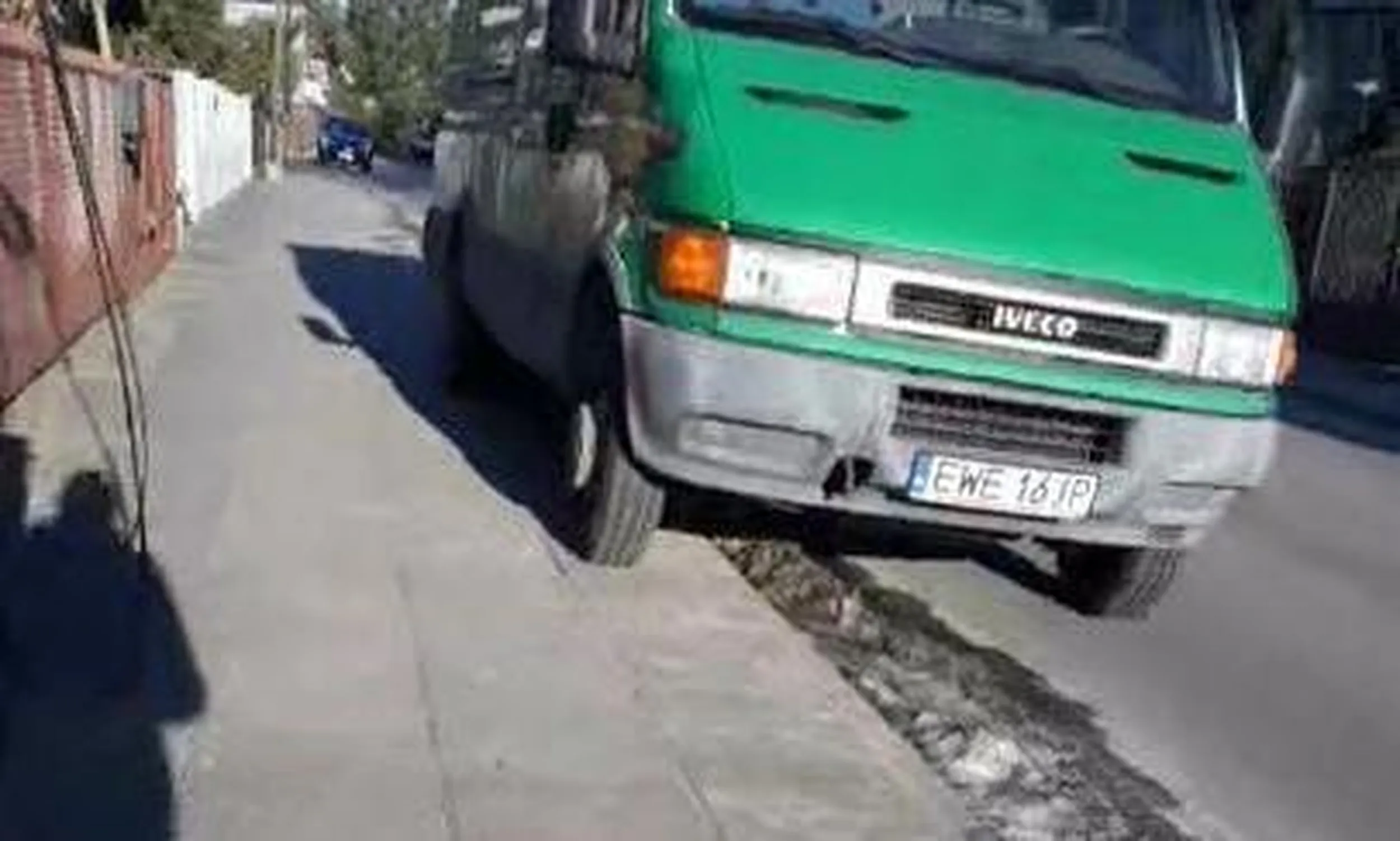 Parkowanie na chodniku, na zakazie postoju z odholowaniem, brak 1,5m chodnika, DMC powyżej 2,5T.