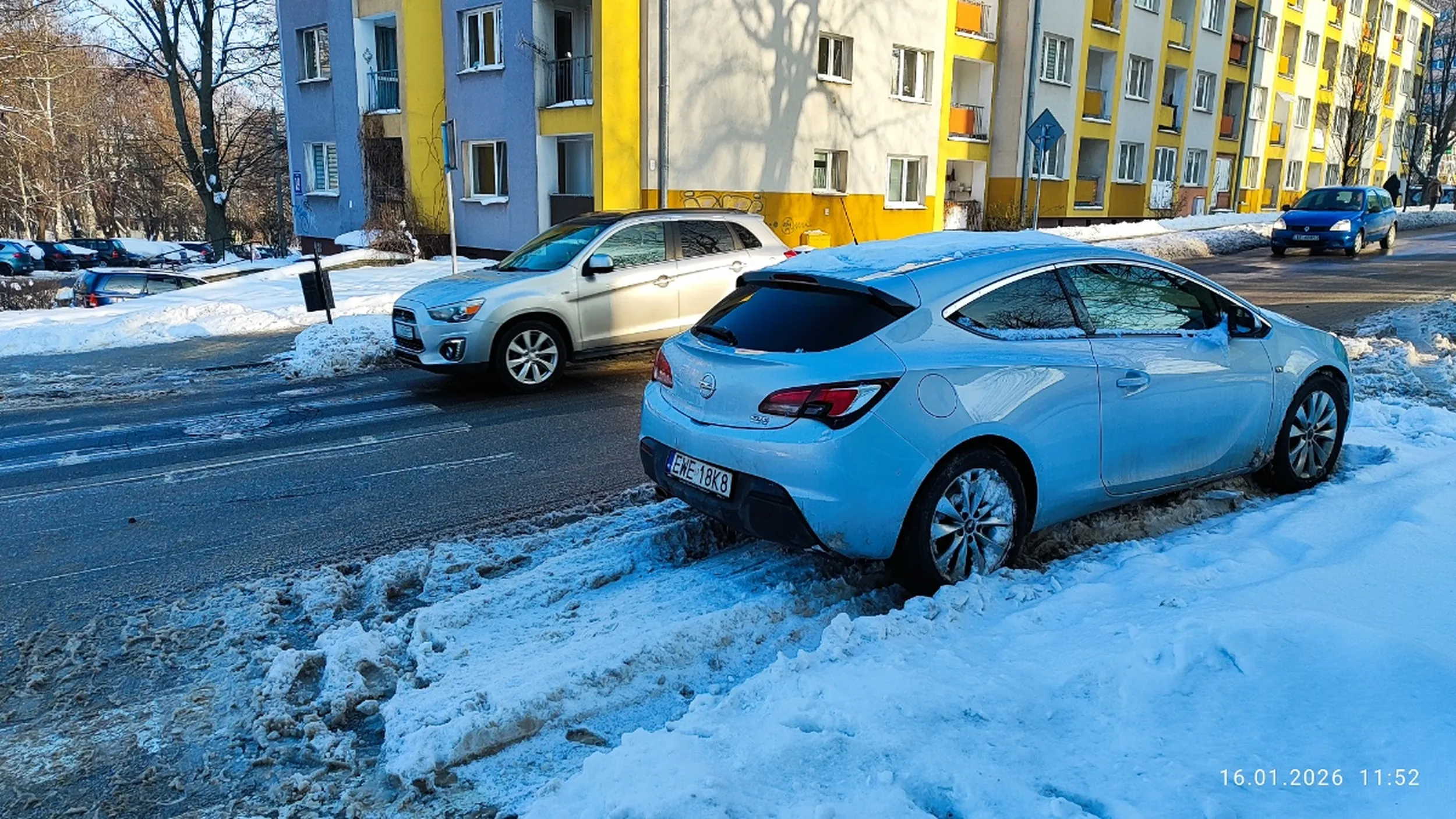 Kierowca parkuje pojazd bezpośrednio za przejściem na drodze dwukierunkowej.