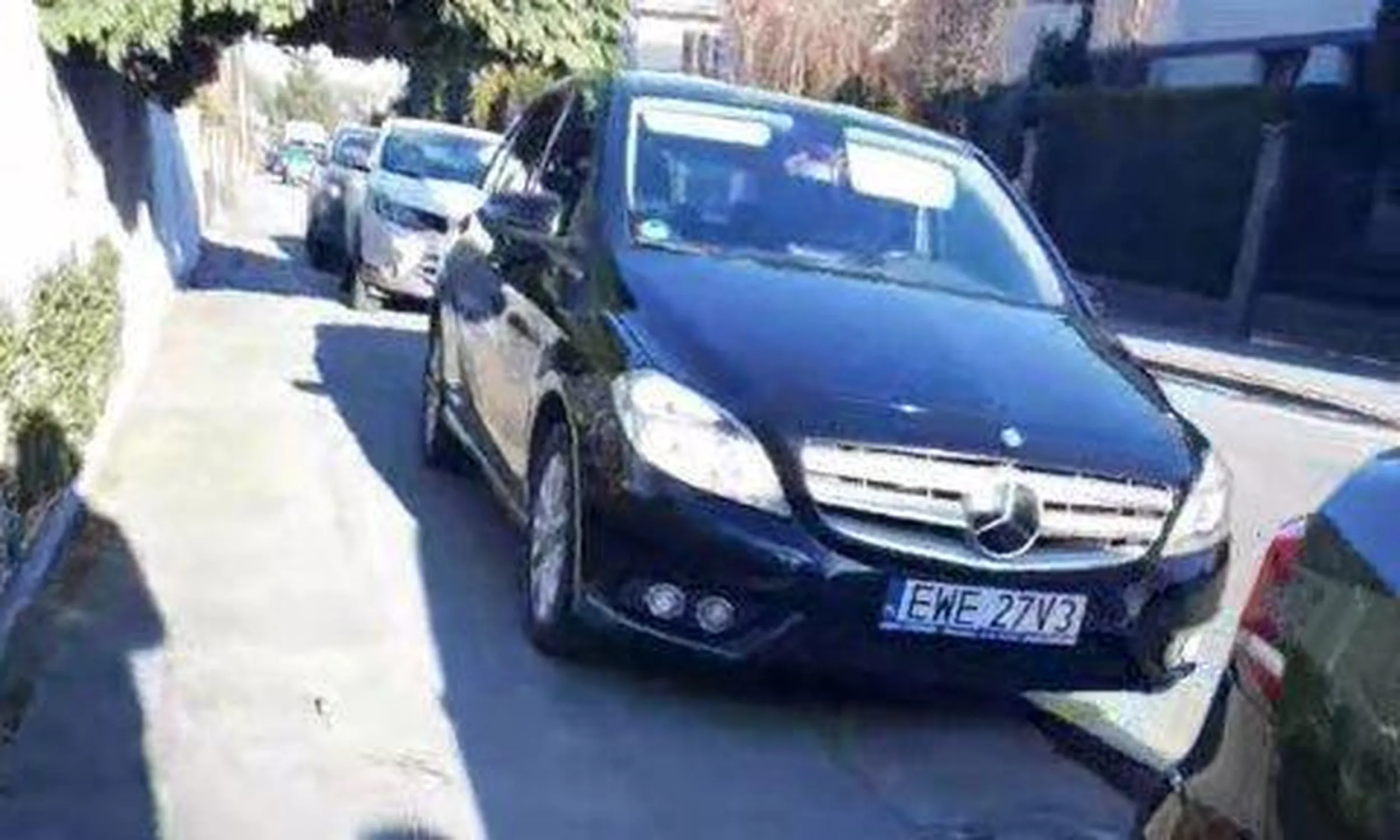 Parkowanie na chodniku, na zakazie postoju z odholowaniem, brak 1,5m chodnika.