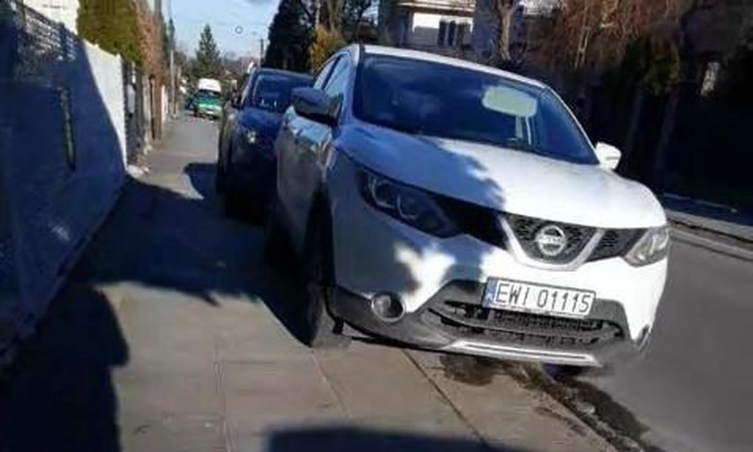 Parkowanie na chodniku, na zakazie postoju z odholowaniem, brak 1,5m chodnika.