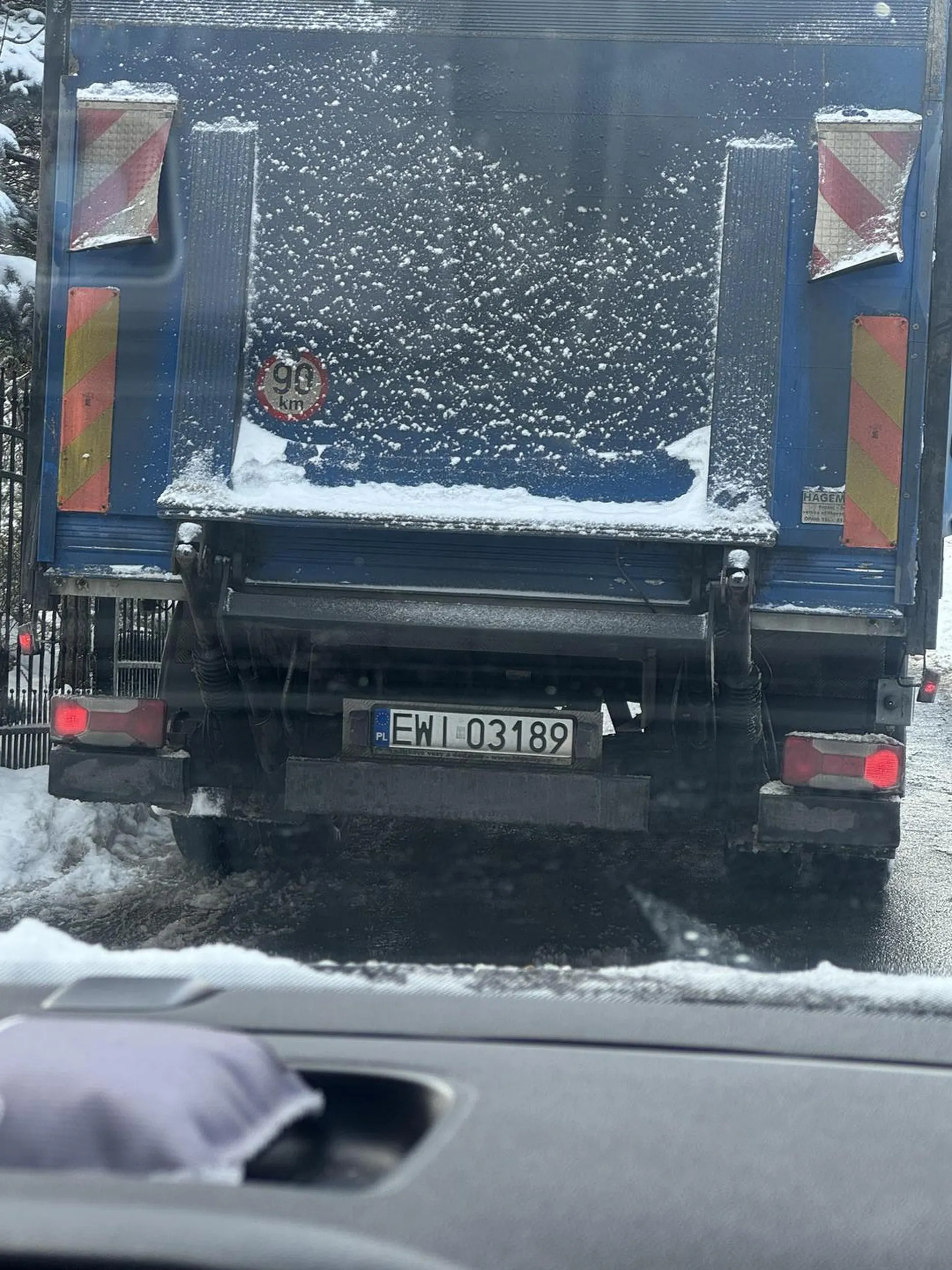 Pan przy rozładunku blokuje drogę główną