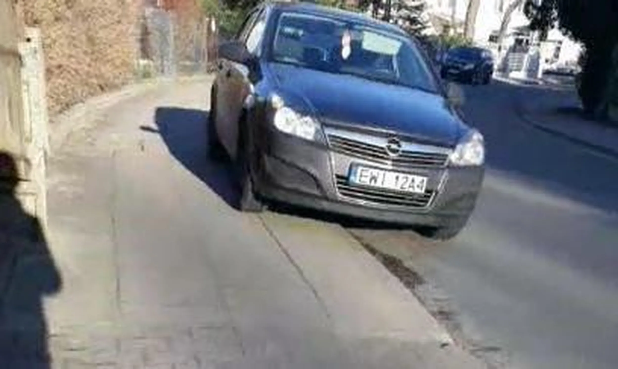 Parkowanie na chodniku, na zakazie postoju z odholowaniem, brak 1,5m chodnika.