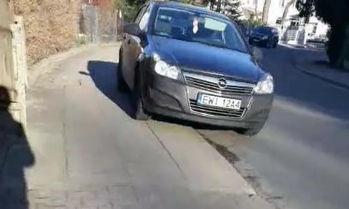 Parkowanie na chodniku, na zakazie postoju z odholowaniem, brak 1,5m chodnika.