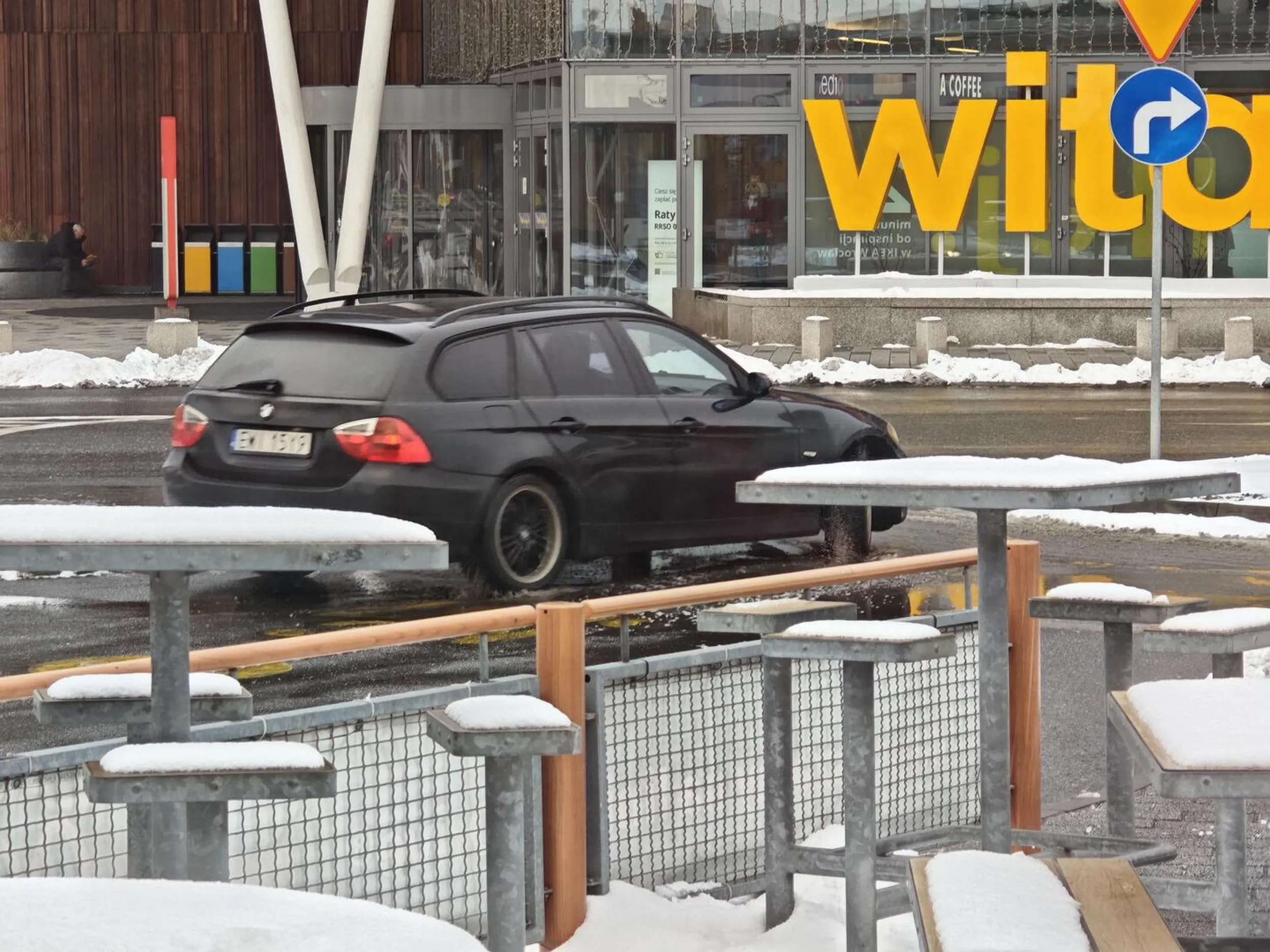 Widziałem śmieciarzu jak wywaliłeś na ziemię jakiś śmieć na parkingu.