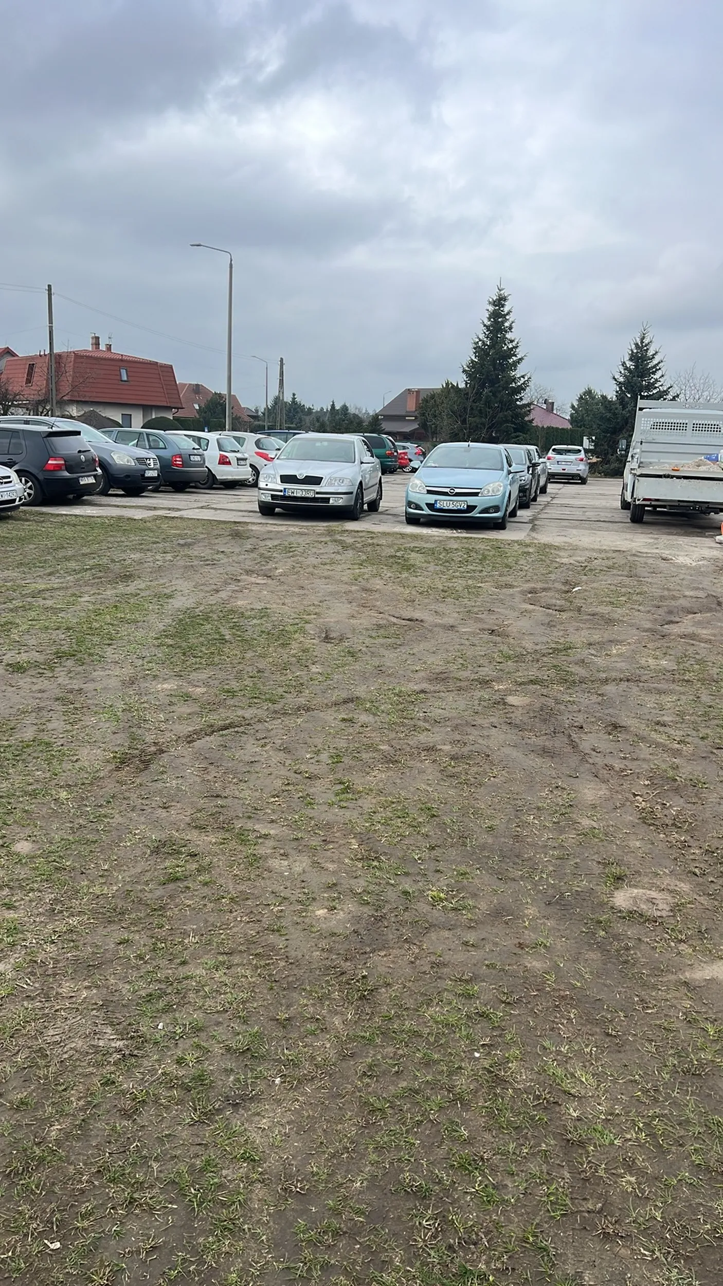 Na parkingu przeznaczonym dla pracowników firmy Ania Holding S.A. stanął tak, że nie dało się wyjechać. Jednym manewrem zastawił 3 samochody, oraz utrudnił wyjazd pozostałym samochodom.