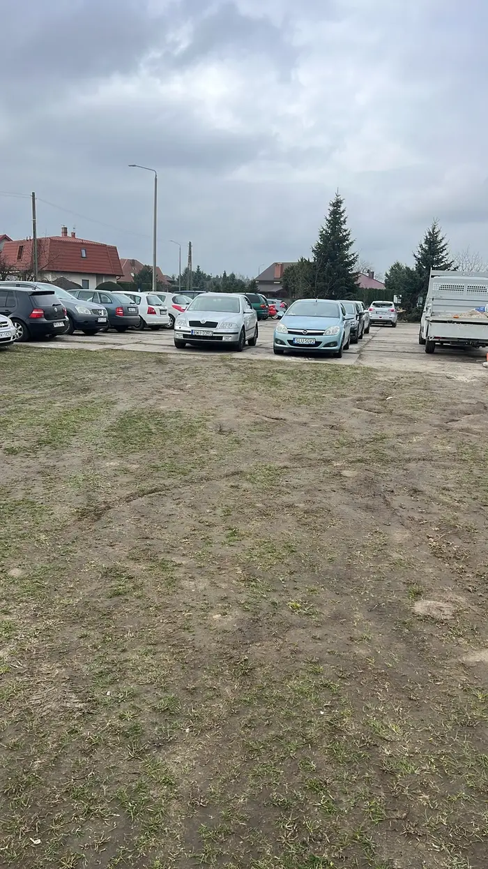 Na parkingu przeznaczonym dla pracowników firmy Ania Holding S.A. stanął tak, że nie dało się wyjechać. Jednym manewrem zastawił 3 samochody, oraz utrudnił wyjazd pozostałym samochodom.