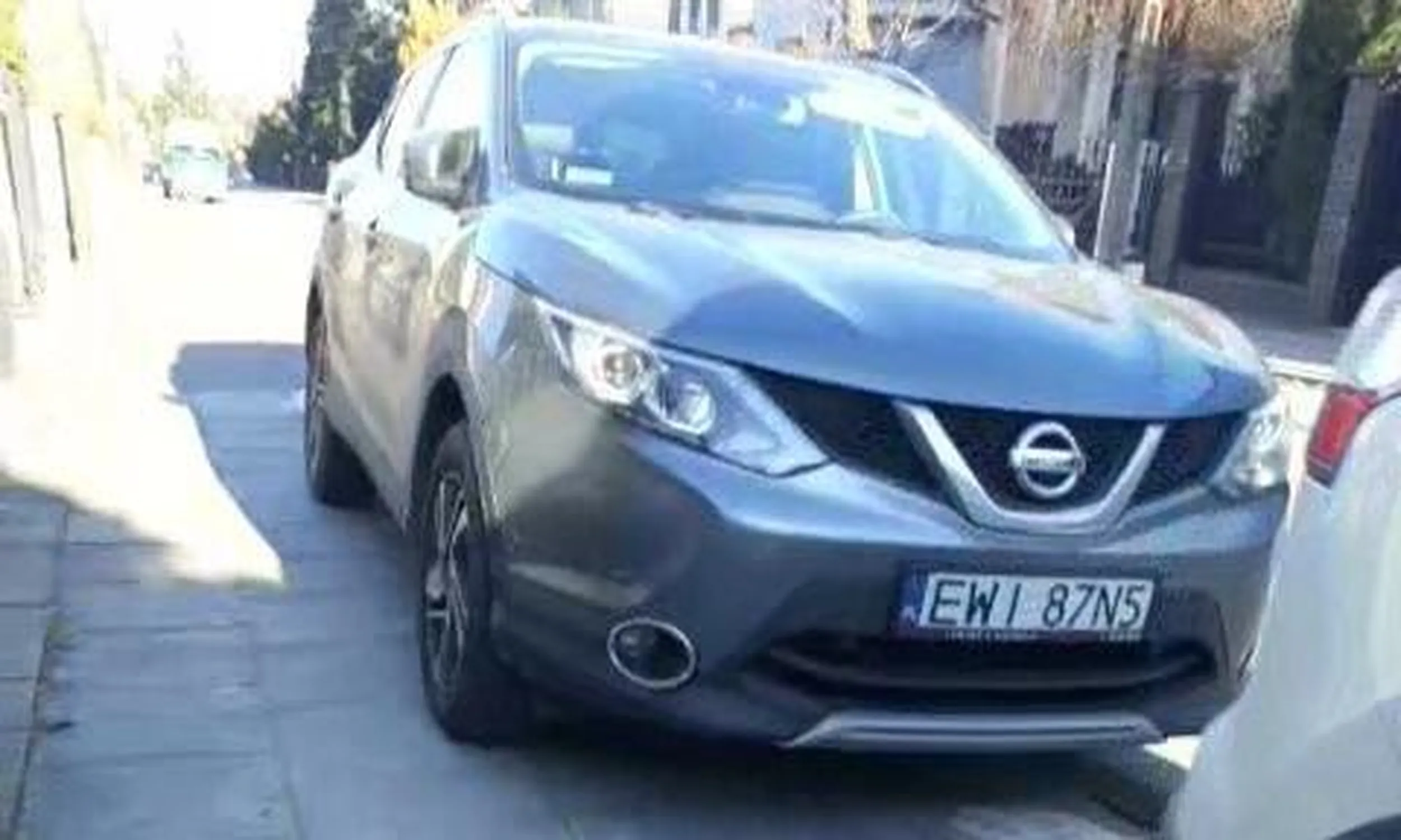 Parkowanie na chodniku, na zakazie postoju z odholowaniem, brak 1,5m chodnika.