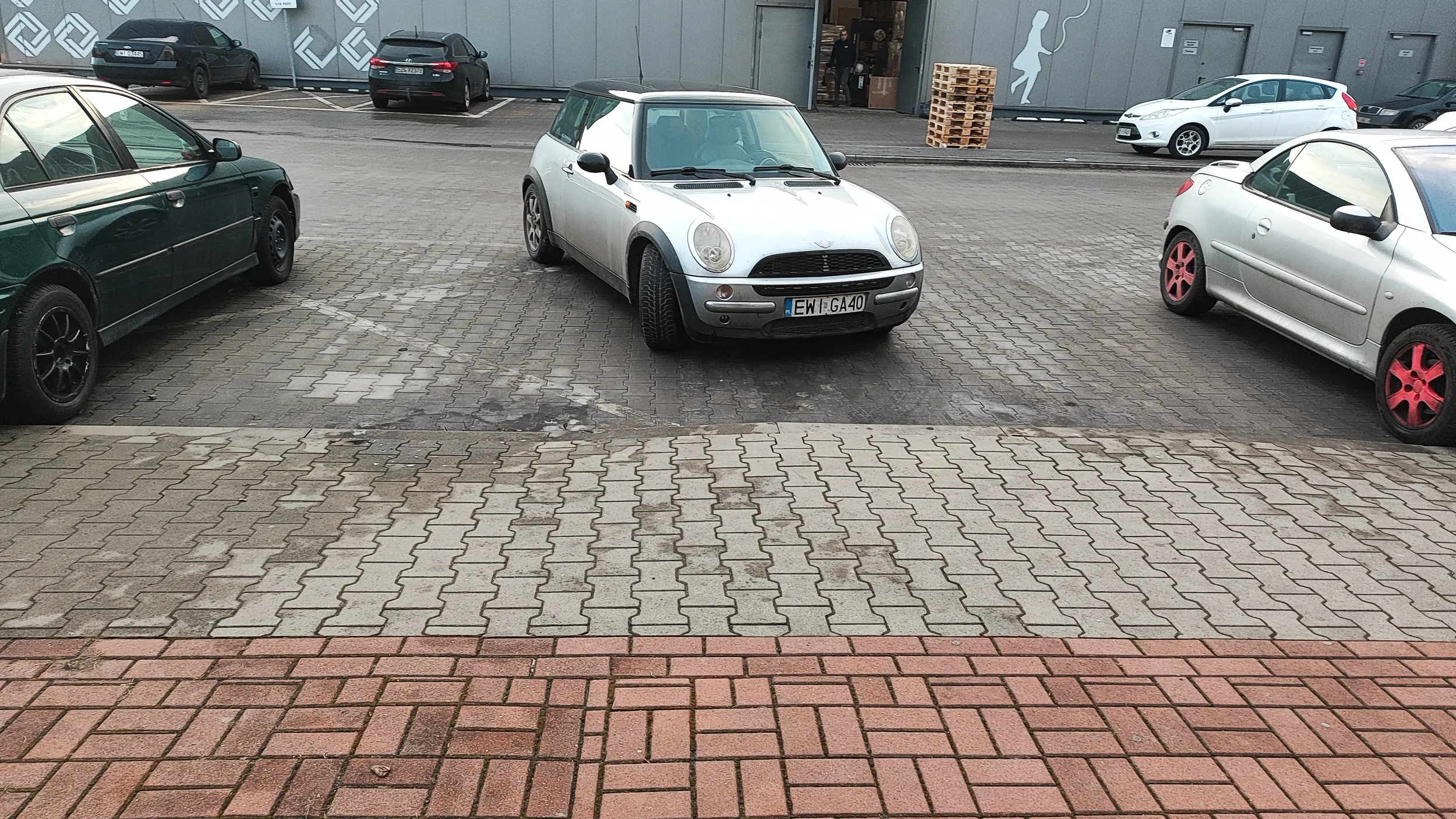 Pozdrawiam kierowcę tego mini, nie umie się jeździć i parkować to się bierze rower a nie auto