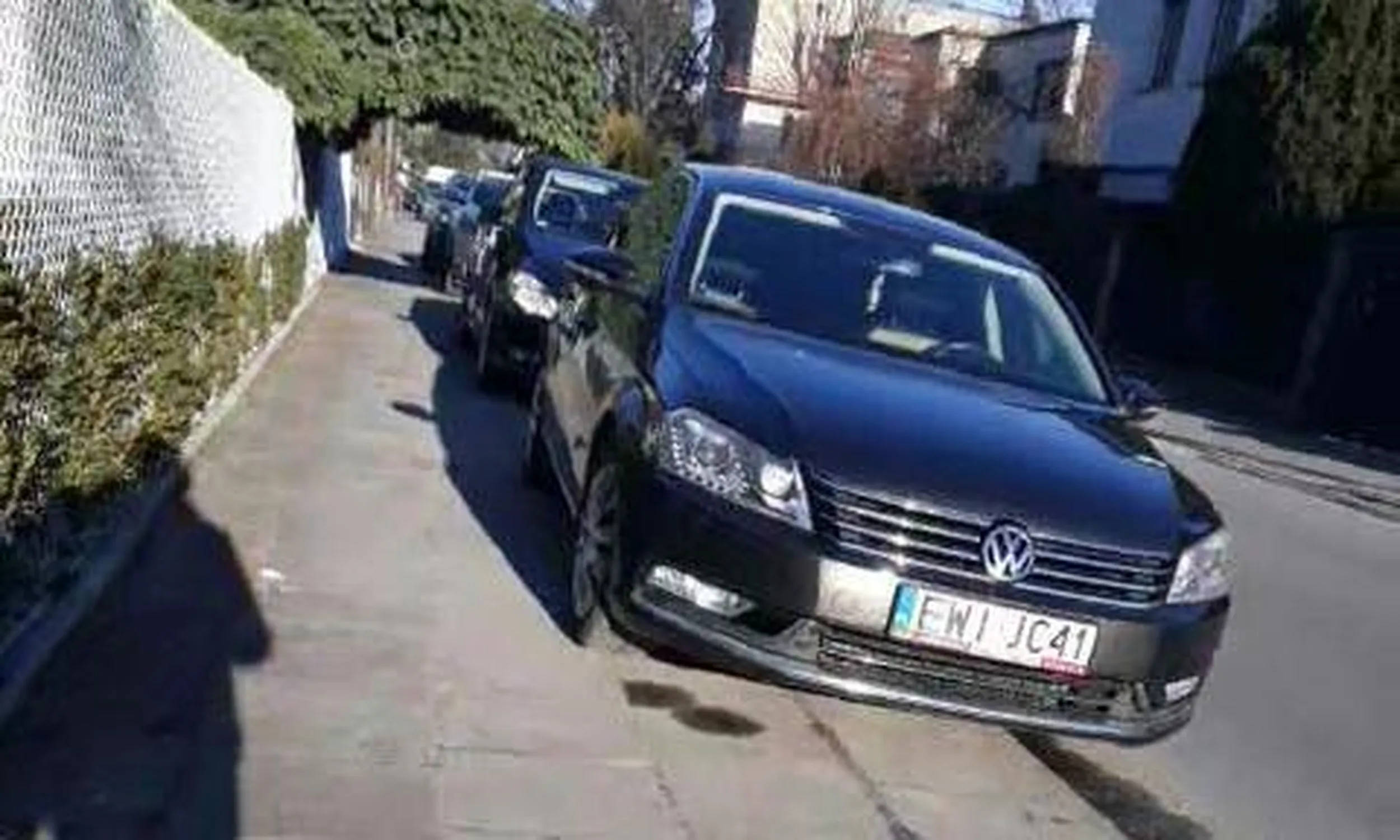 Parkowanie na chodniku, na zakazie postoju z odholowaniem, brak 1,5m chodnika.