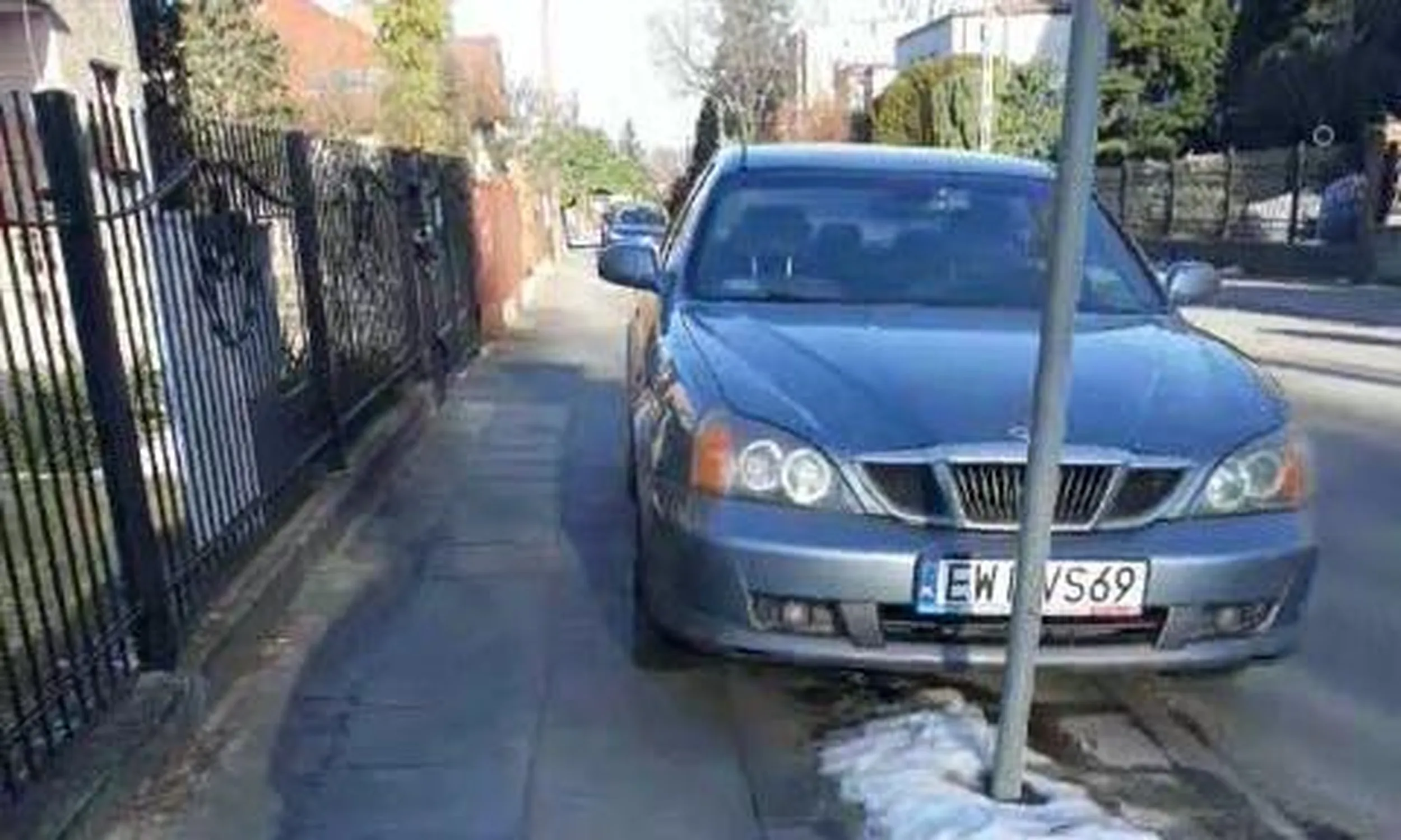 Parkowanie na chodniku, na zakazie postoju z odholowaniem, brak 1,5m chodnika.