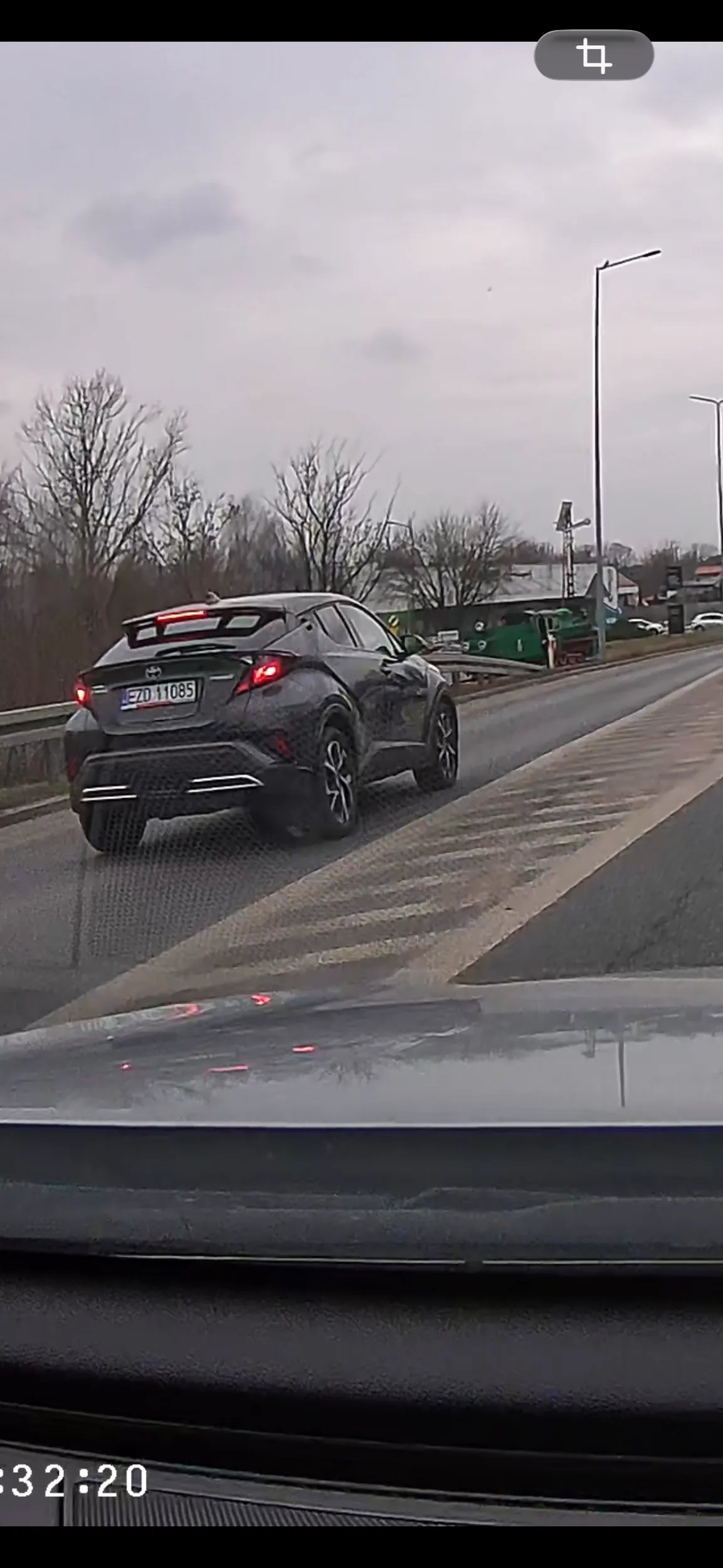 Omija pod prąd ludzi stojących i czekających na wahadle. Zero mózgu narażając ludzi