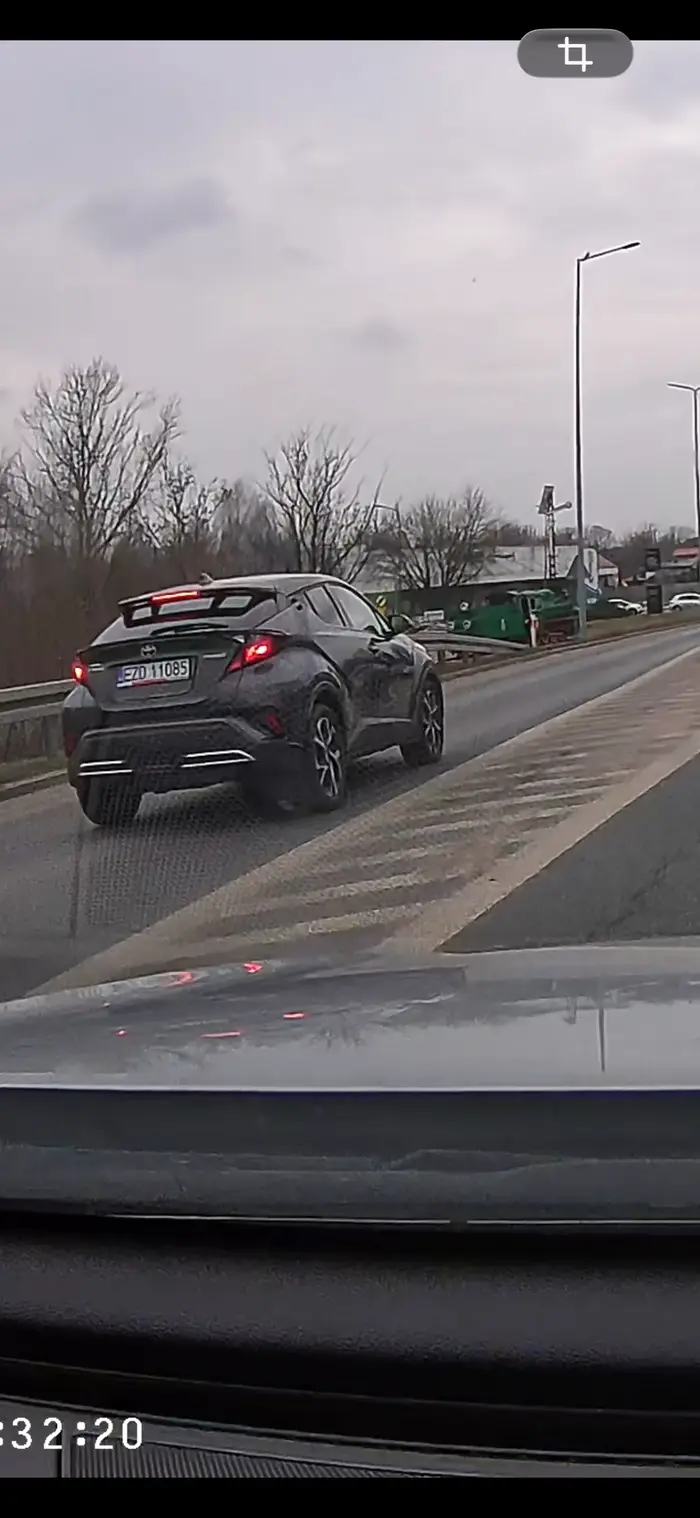 Omija pod prąd ludzi stojących i czekających na wahadle. Zero mózgu narażając ludzi