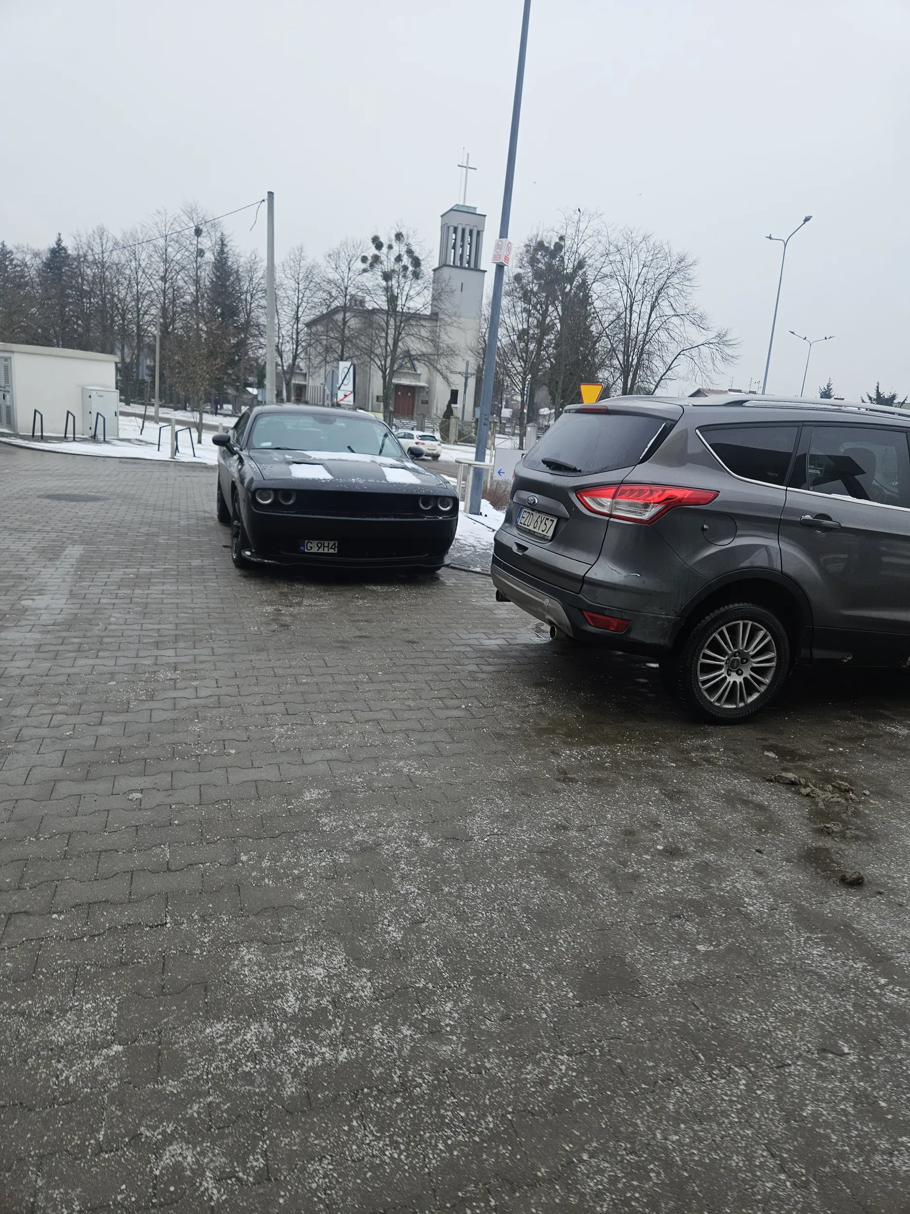 Cały parking pusty pod lodem, dosłownie 3 samochody, a głąb z suva musi parkować pod drzwiami