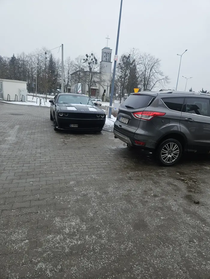 Cały parking pusty pod lodem, dosłownie 3 samochody, a głąb z suva musi parkować pod drzwiami