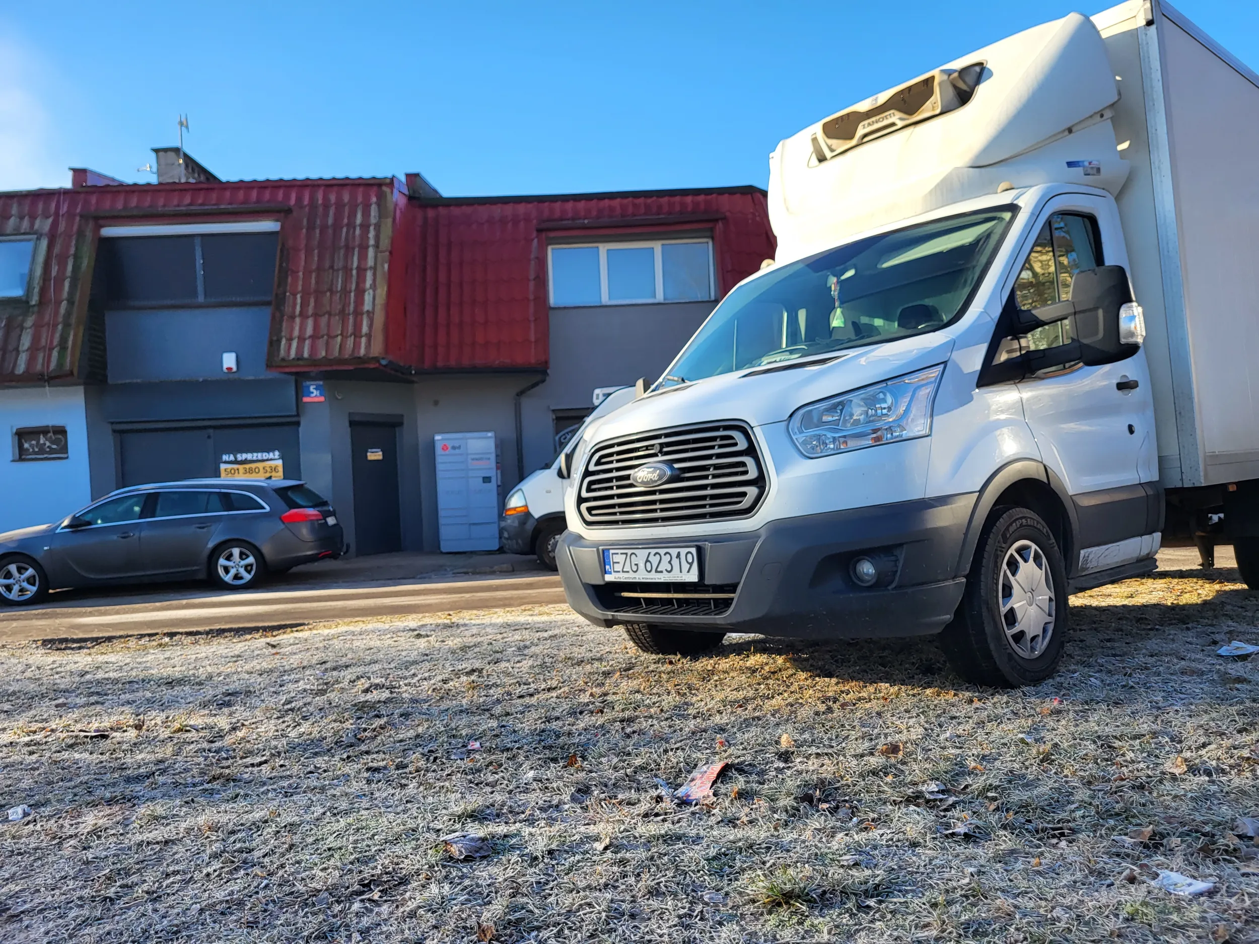 Na chwile tylko, zniszczę trawnik i odjeżdżam