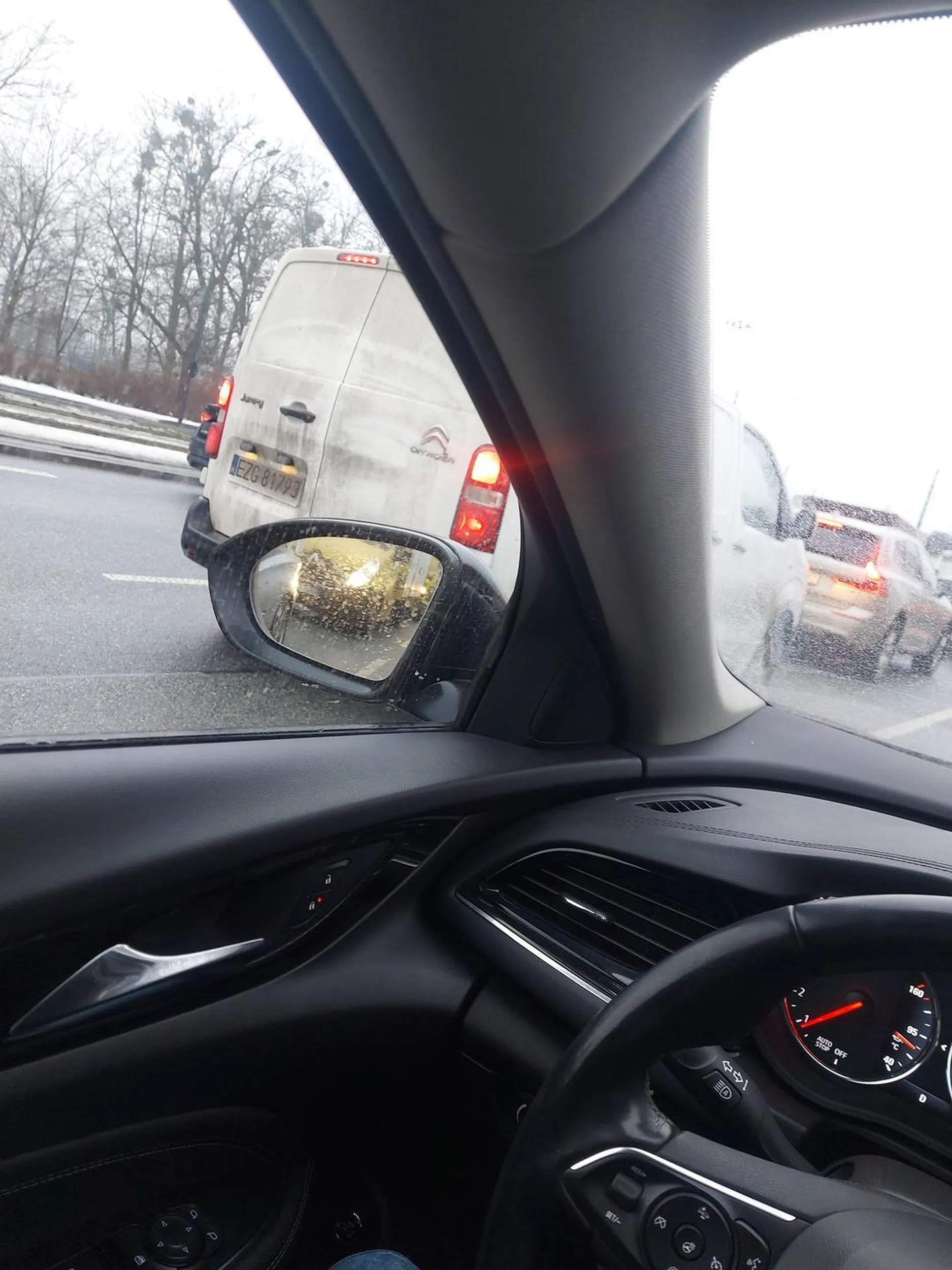 Blokuje lewy pas w tunelu WZ. Tworząc korek i nie jako zagrożenie na drodze.