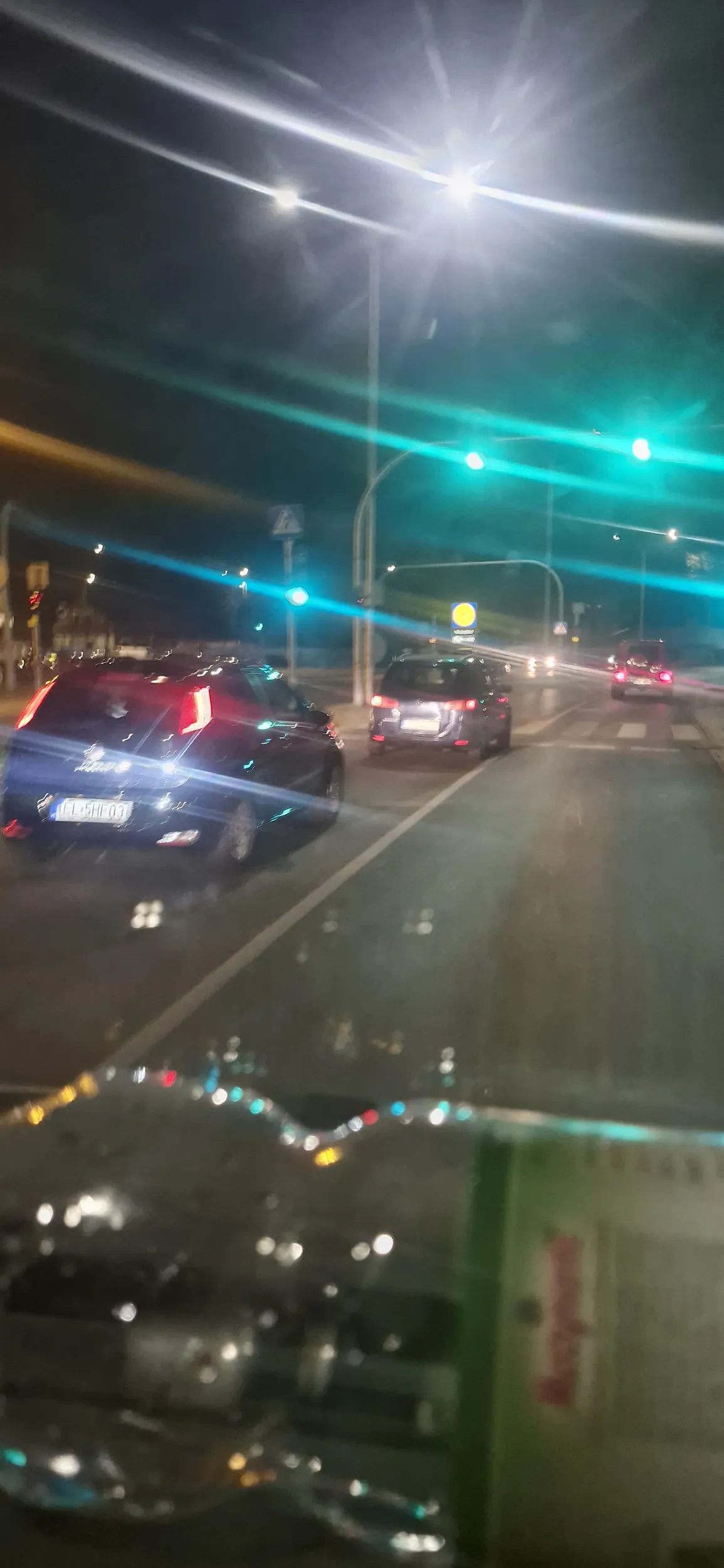 Kierowca z nadmiarem pasażerów stważał zagrożenie w Lodzi, w okolicy ul Rudzkiej zmieniał pasy bez kierunkowskazów, jechał środkiem drogi zmuszając innych do hamowania Wymusił pierwszeństwa, prawie doprowadzając do kolizji