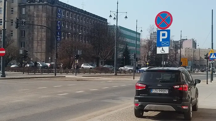 Kierowca parkuje na skrzyżowaniu ul. Sienkiewicza i Narutowicza