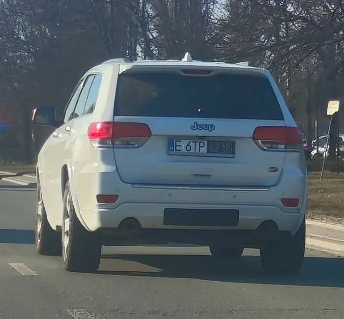 Ktoś tu ładnie poświadczył nieprawdę w Wydziale Komunikacji odnośnie miejsca na tablice rejestracyjne, a kolejny ktoś to przyklepał na stacji diagnostycznej...