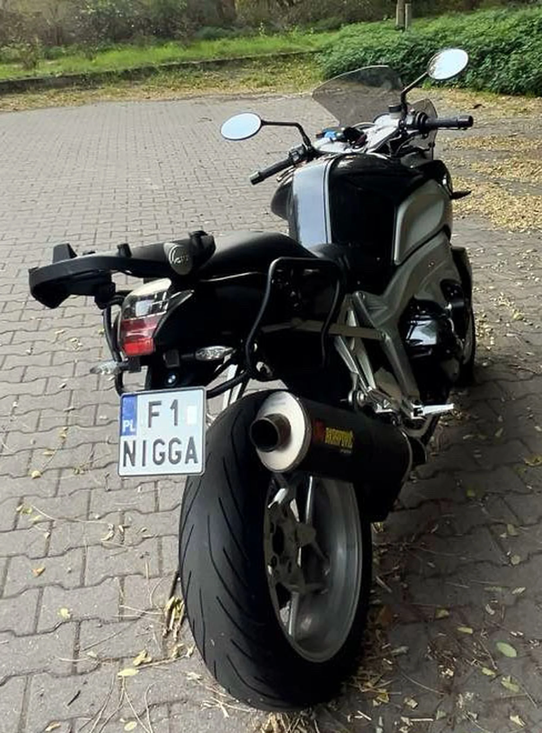 Fajny numer, blacha F1 NIGGA