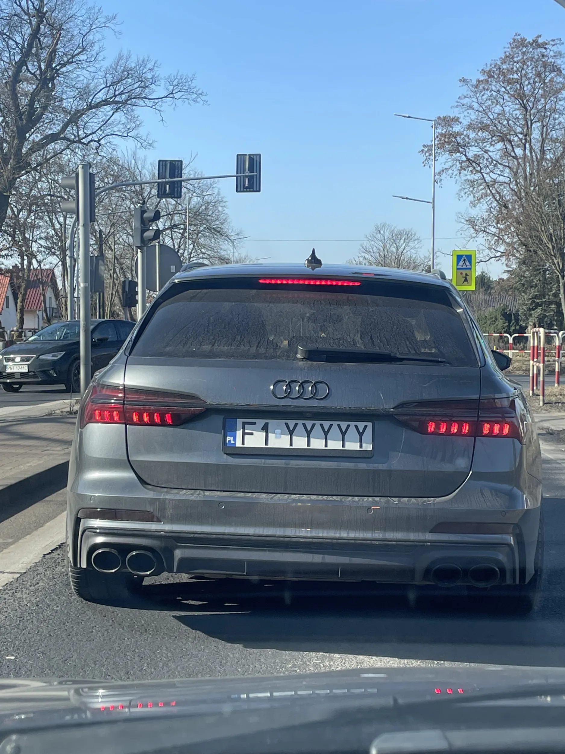 Wymusza pierwszeństwo, trąbienie tak łaskocze ego brunetki zza kierownicy że ledwo się toczy na drodze niezabudowanej. Trzy próby wyprzedzenia kończyły się problemem z powrotem na prawy pas, specjalnie przyspiesza a potem wyrównuje i nie pozwala wrócić na prawy pas. Jak już się uda zjechać to znowu się toczy 20km/h. Robi na złość nie wiadomo komu. Kup sobie oszczędniejsze auto jeśli ci za dużo pali i musisz wolno jeździć. Nagranie z kamery trafiło już na policję