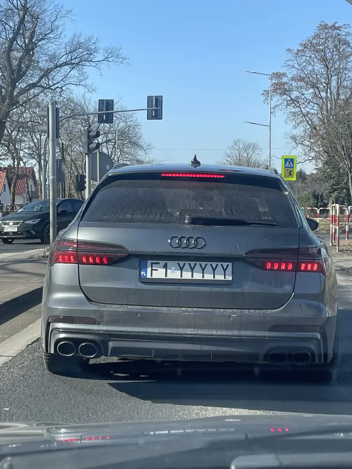 Wymusza pierwszeństwo, trąbienie tak łaskocze ego brunetki zza kierownicy że ledwo się toczy na drodze niezabudowanej. Trzy próby wyprzedzenia kończyły się problemem z powrotem na prawy pas, specjalnie przyspiesza a potem wyrównuje i nie pozwala wrócić na prawy pas. Jak już się uda zjechać to znowu się toczy 20km/h. Robi na złość nie wiadomo komu. Kup sobie oszczędniejsze auto jeśli ci za dużo pali i musisz wolno jeździć. Nagranie z kamery trafiło już na policję