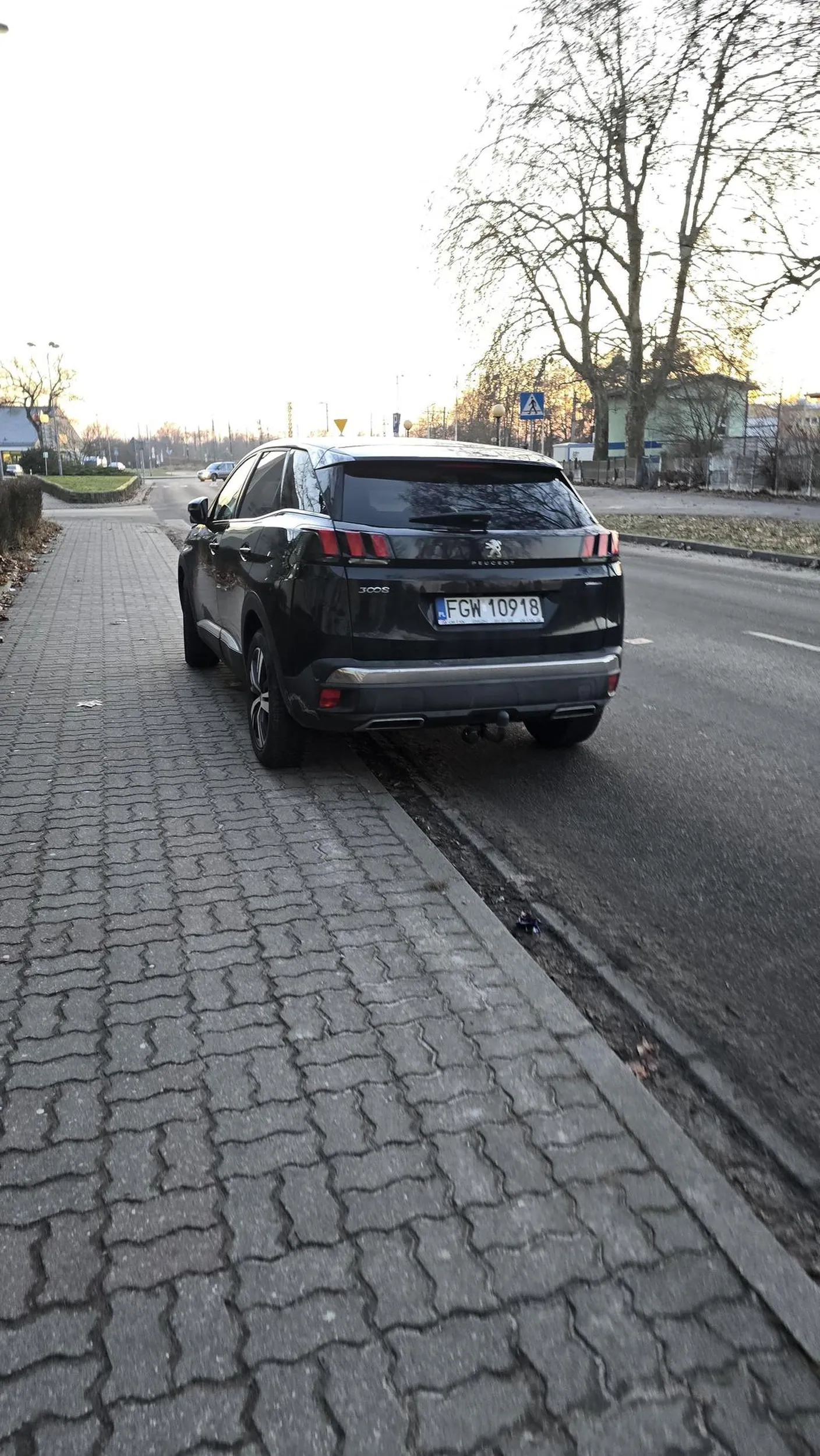 ja rozumiem ze na osiedlu jest problem z zaparkowaniem, ale stanięcie akurat tu pogarsza sytuację.