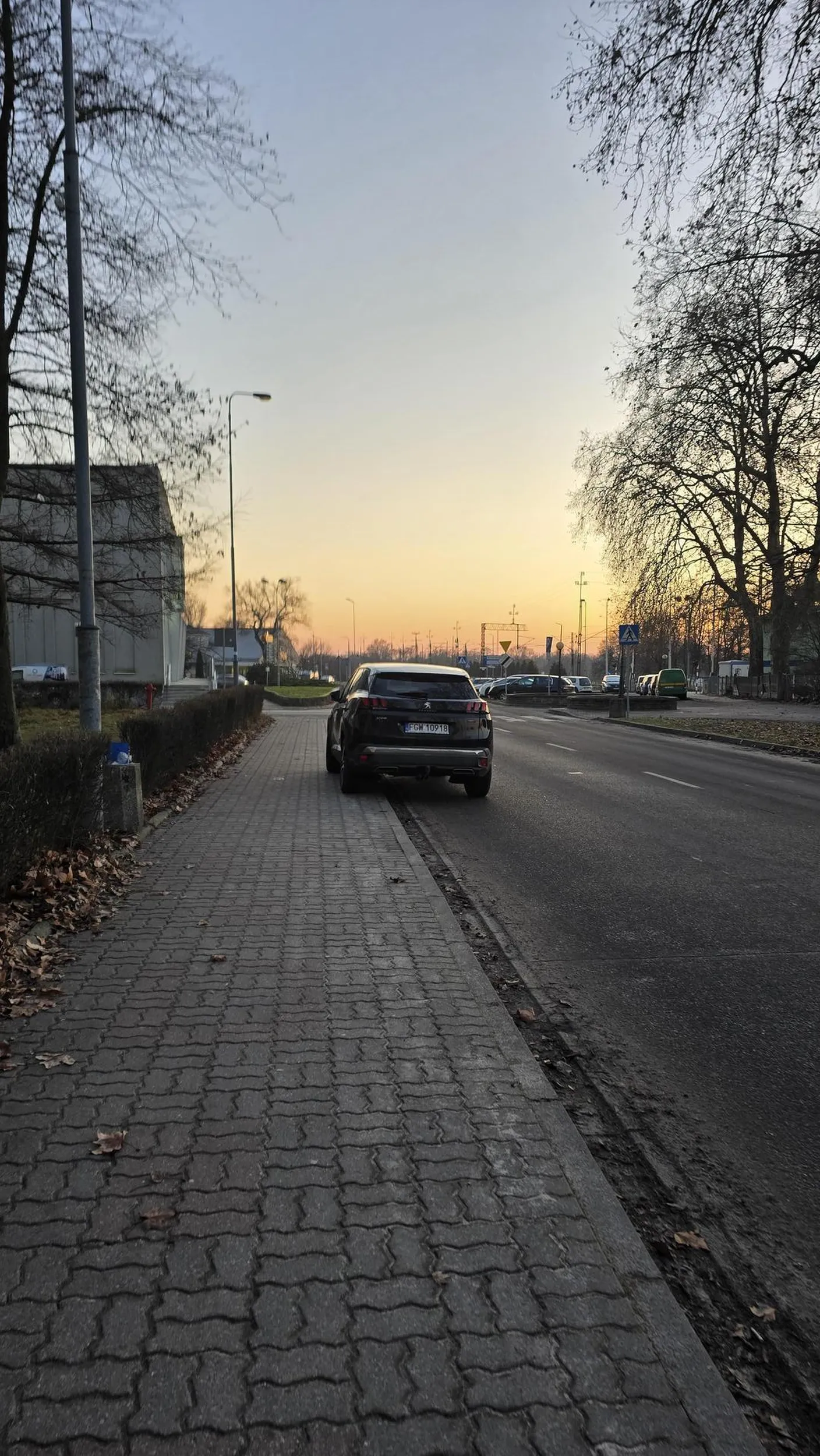 ja rozumiem ze na osiedlu jest problem z zaparkowaniem, ale stanięcie akurat tu pogarsza sytuację.