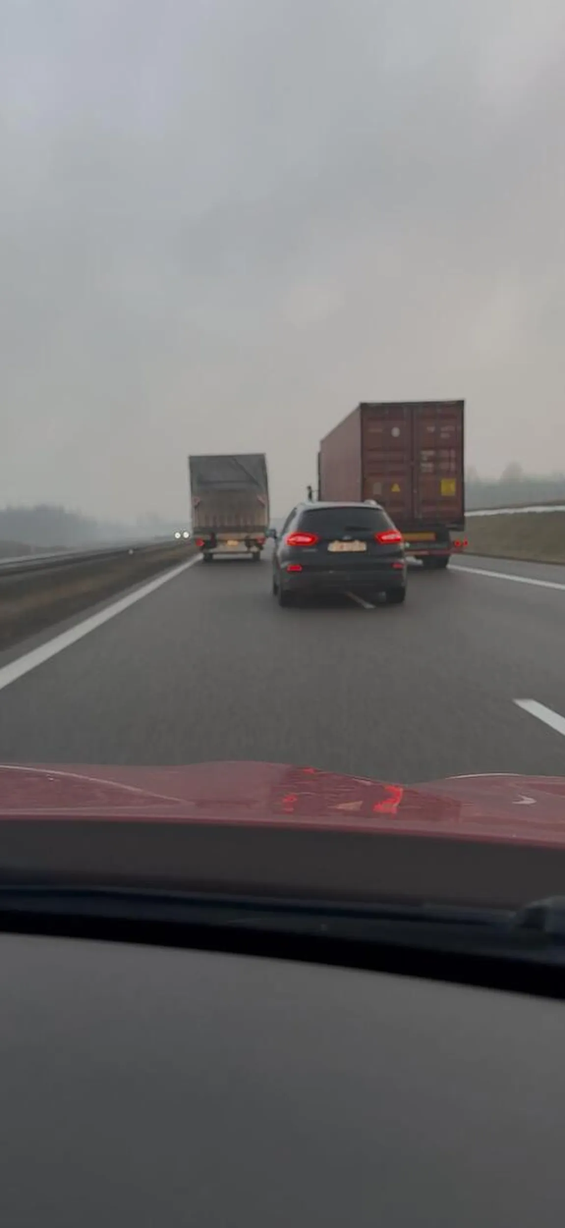 Jeździ środkiem autostrady, tamuje ruch, wpycha się przed maski pojazdów, nie pozdrawiam
