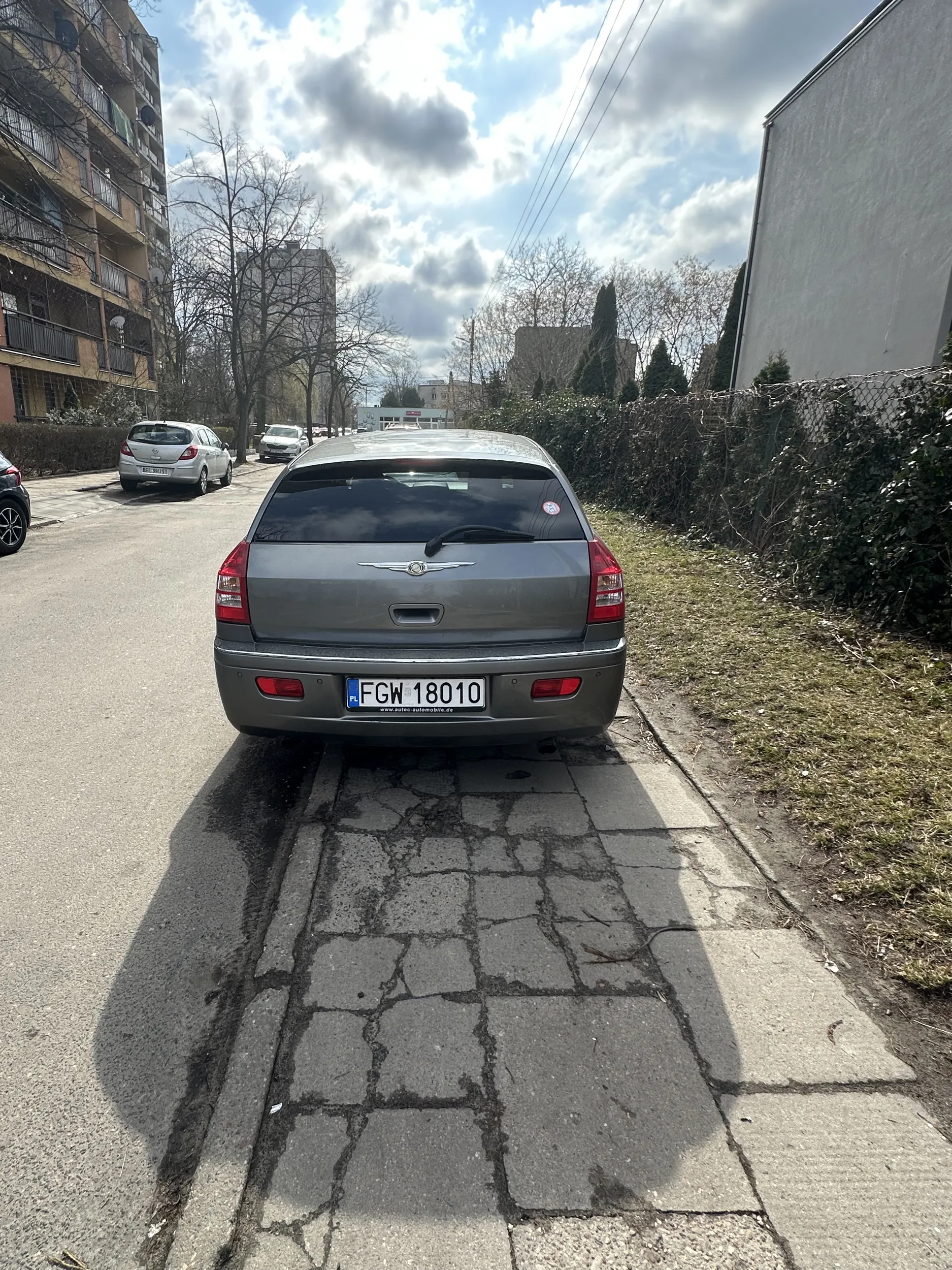 Następnym razem porysowany lakier pomoże w nauce parkowania skoro 4 karne kutasy nie nauczyły