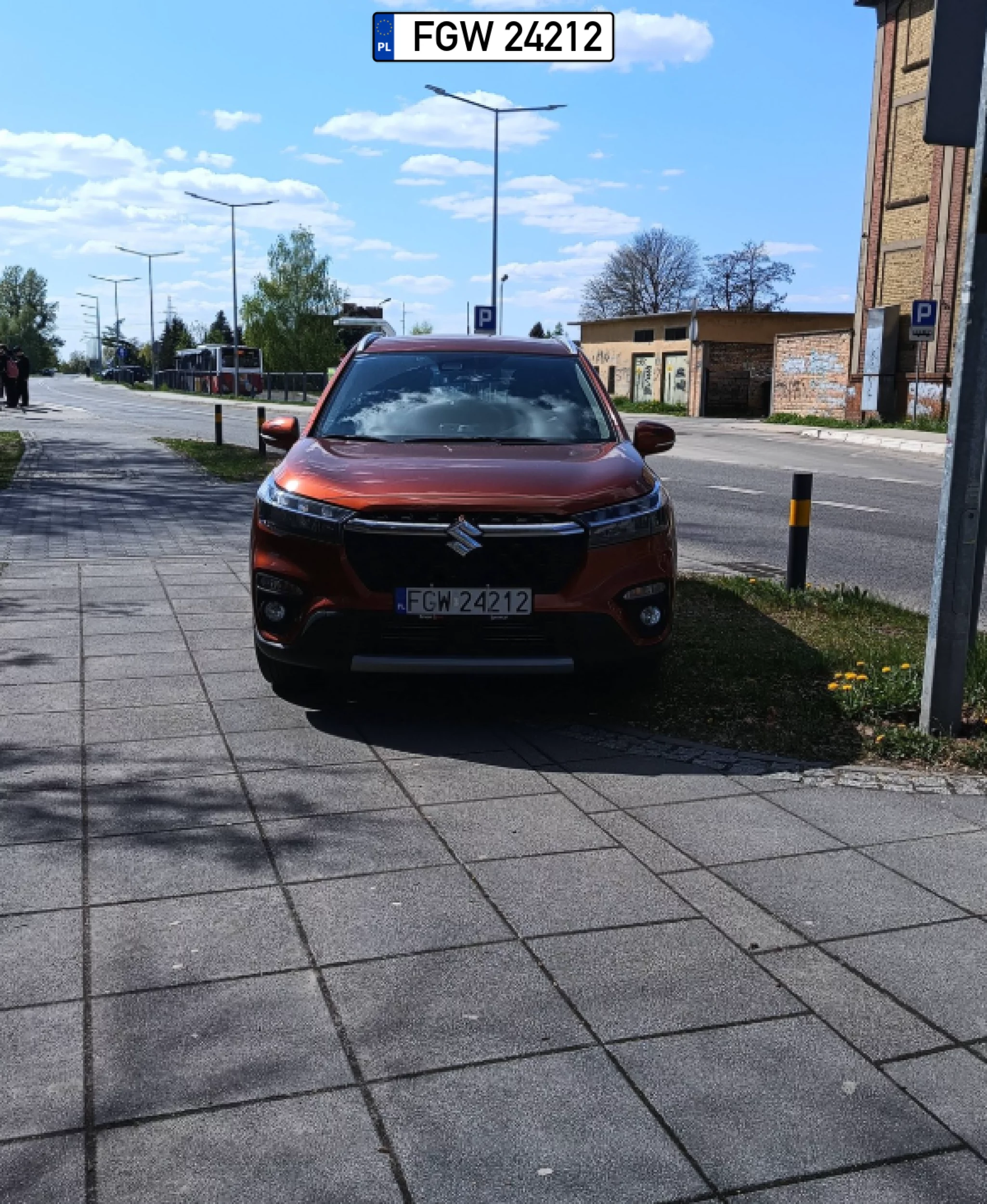 Ponoć chodzą tam do przedszkola :) to by tłumaczyło te parkowanie.