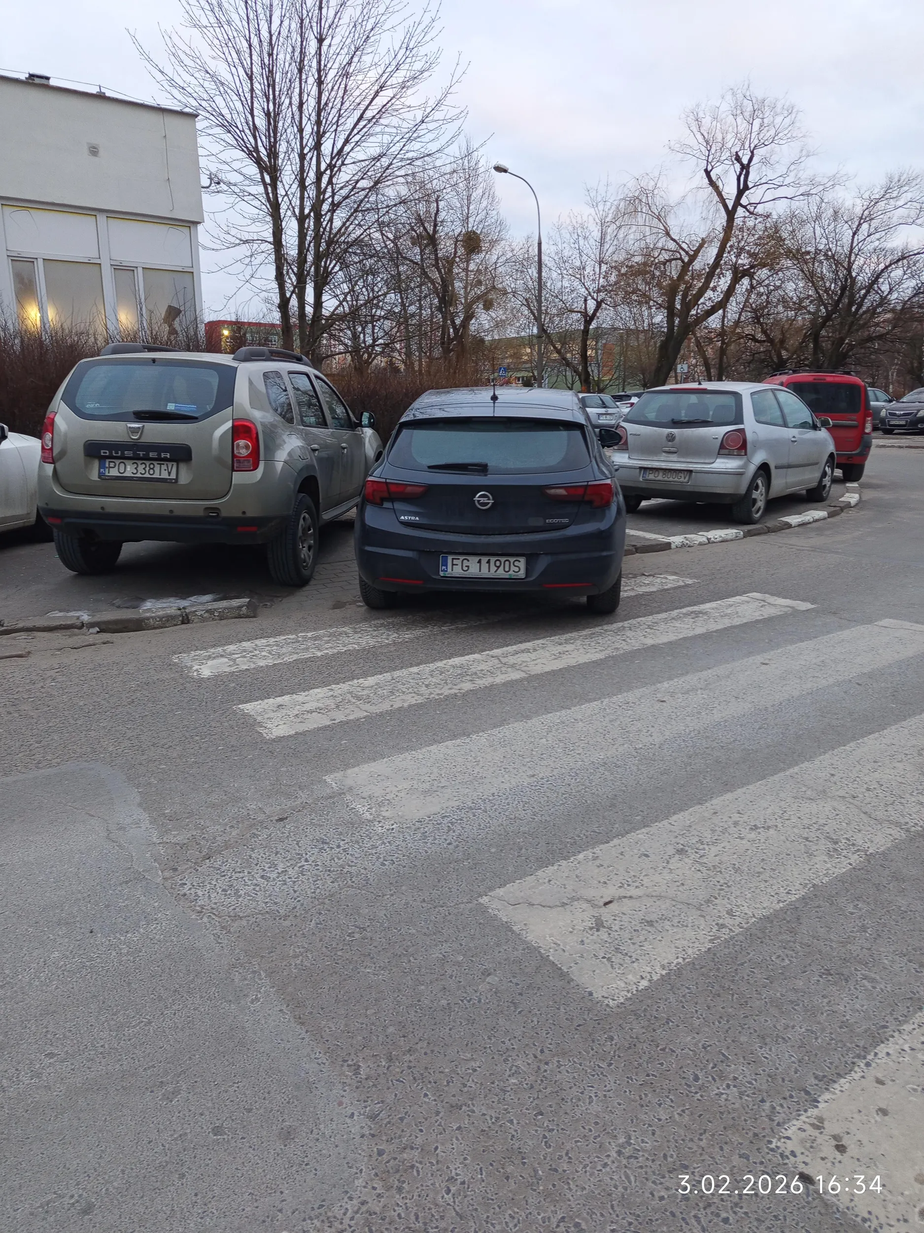 Parkowanie na przejściu dla pieszych ?