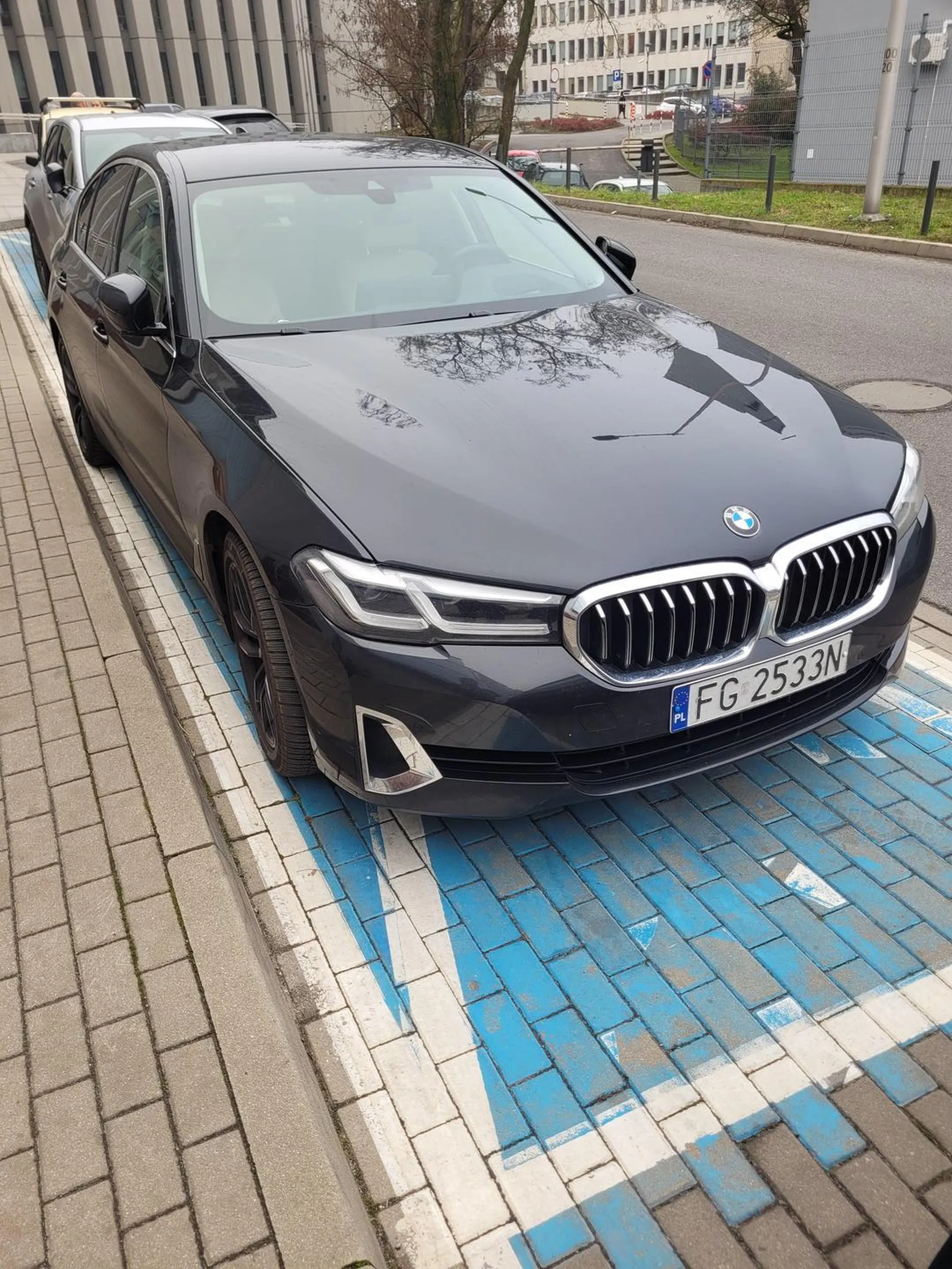 Parkuje na miejscach dla niepełnosprawnych bez uprawnień, na zwrócenie uwagi nie reaguje.